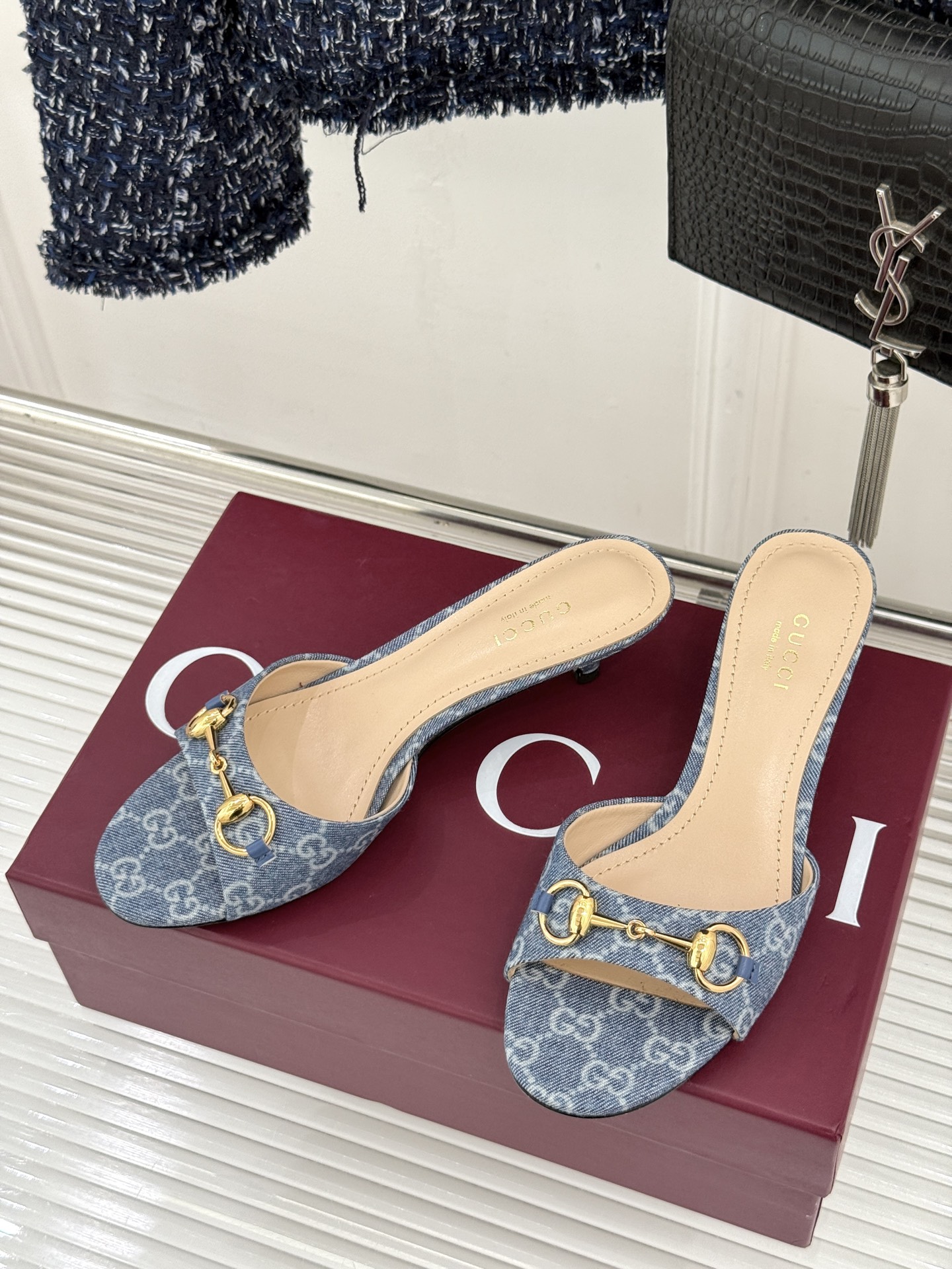 Gucci经典马衔扣鱼嘴猫跟拖鞋以经典马衔扣续写意式传奇 。鱼嘴剪裁轻露趾尖纤细猫跟勾勒曼妙线条慵懒拖鞋