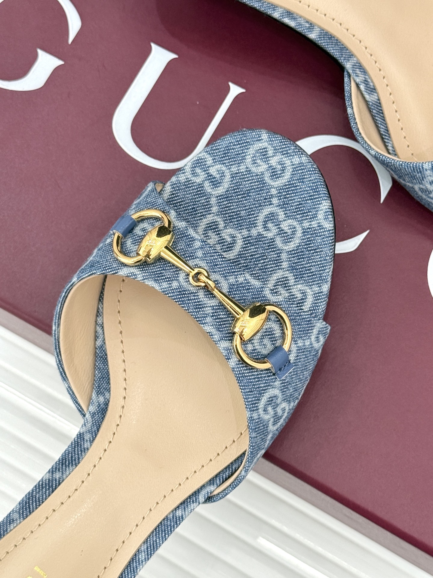 Gucci经典马衔扣鱼嘴猫跟拖鞋以经典马衔扣续写意式传奇 。鱼嘴剪裁轻露趾尖纤细猫跟勾勒曼妙线条慵懒拖鞋