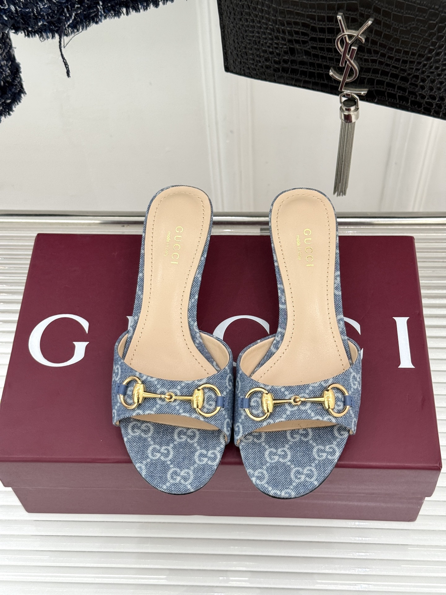 Gucci经典马衔扣鱼嘴猫跟拖鞋以经典马衔扣续写意式传奇 。鱼嘴剪裁轻露趾尖纤细猫跟勾勒曼妙线条慵懒拖鞋