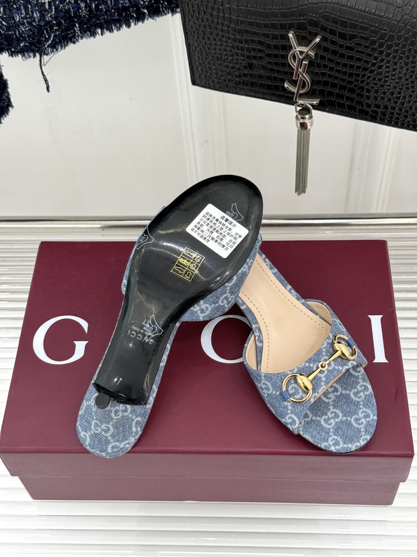 Gucci经典马衔扣鱼嘴猫跟拖鞋以经典马衔扣续写意式传奇 。鱼嘴剪裁轻露趾尖纤细猫跟勾勒曼妙线条慵懒拖鞋