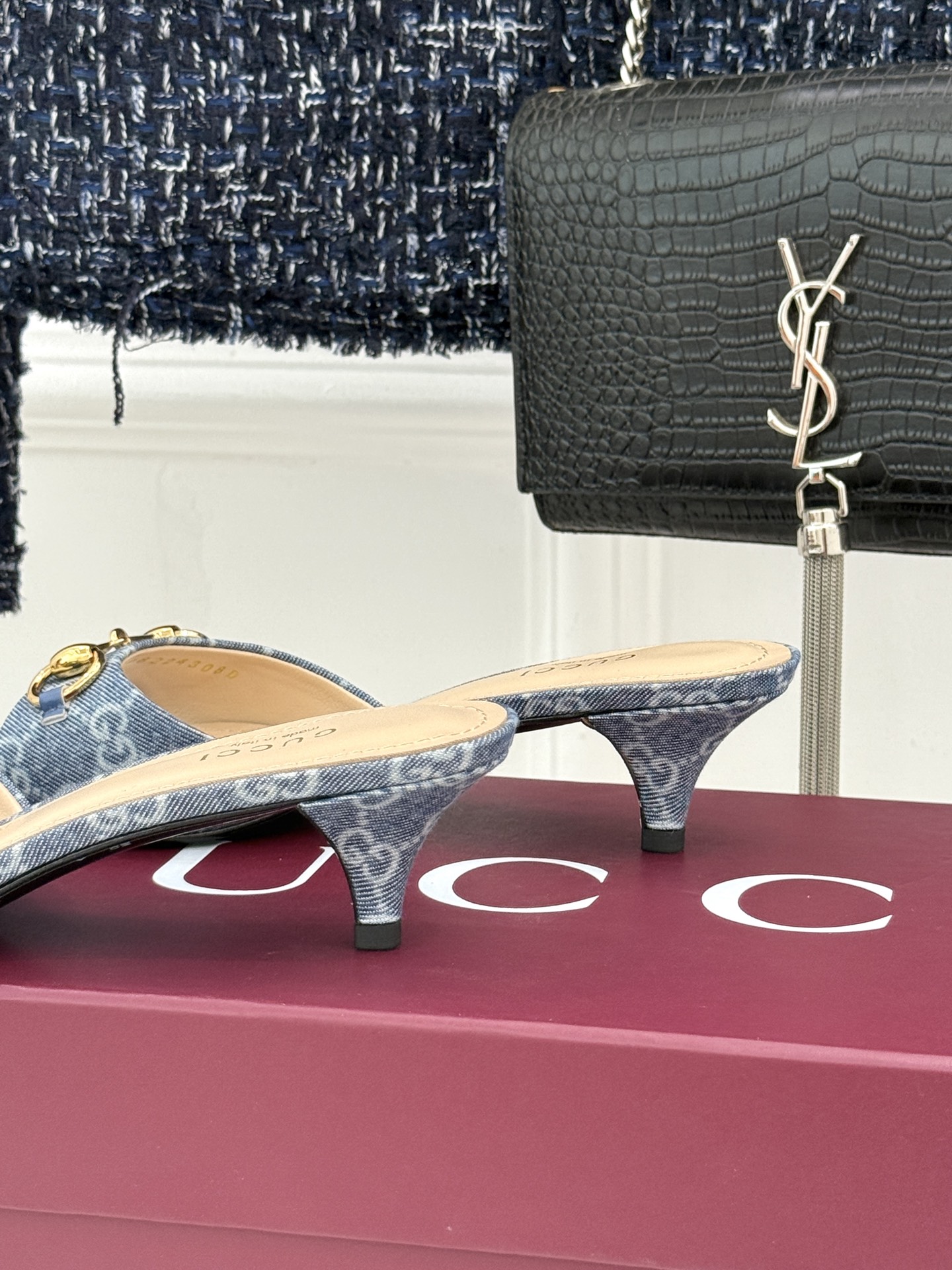 Gucci经典马衔扣鱼嘴猫跟拖鞋以经典马衔扣续写意式传奇 。鱼嘴剪裁轻露趾尖纤细猫跟勾勒曼妙线条慵懒拖鞋