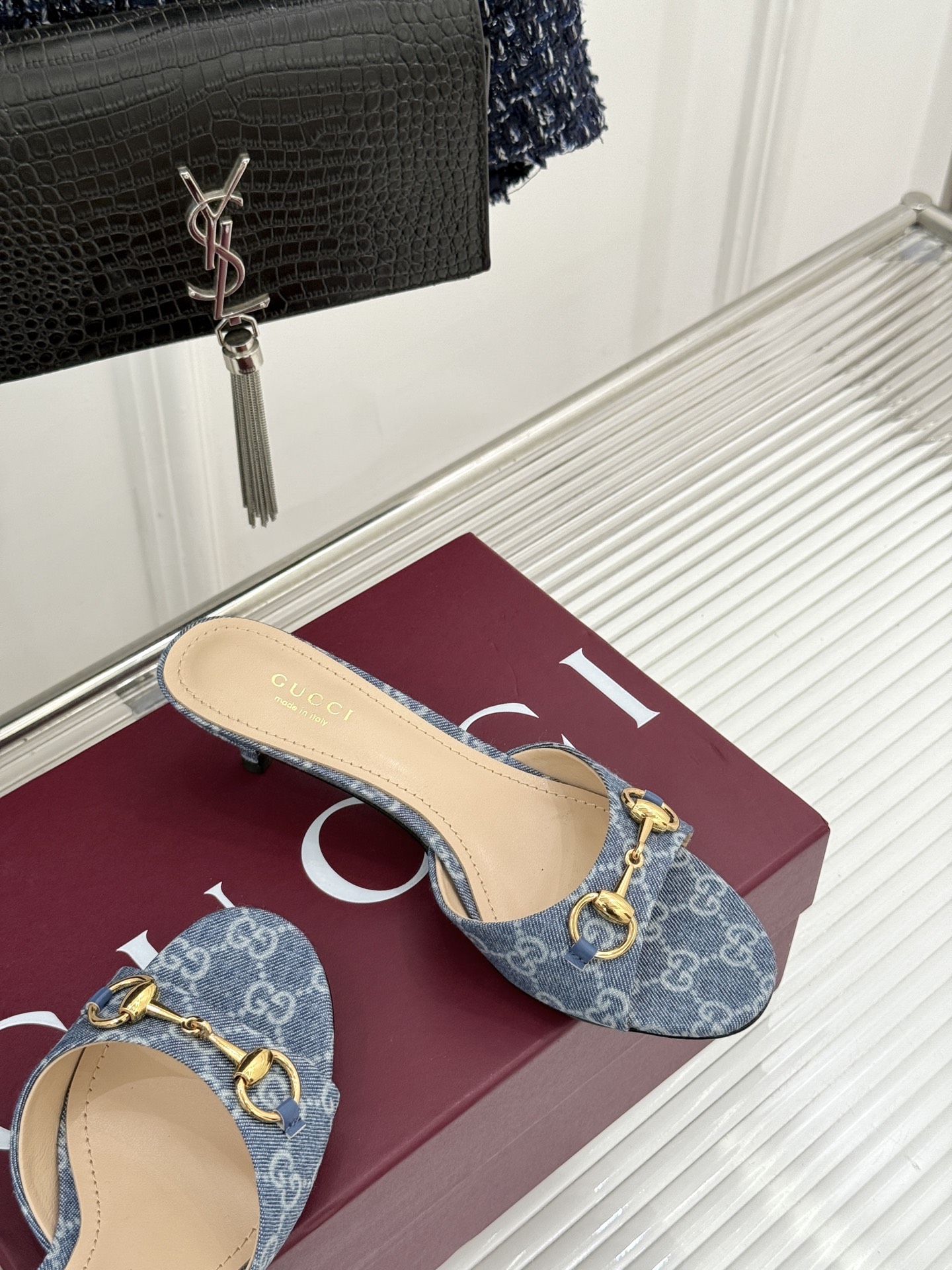 Gucci经典马衔扣鱼嘴猫跟拖鞋以经典马衔扣续写意式传奇 。鱼嘴剪裁轻露趾尖纤细猫跟勾勒曼妙线条慵懒拖鞋