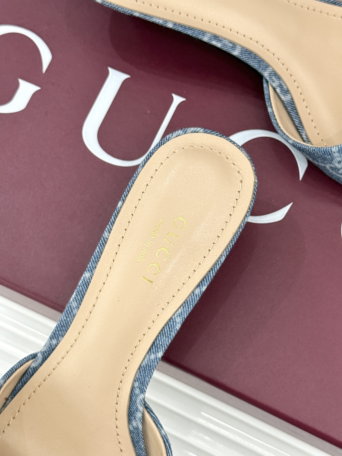 Gucci经典马衔扣鱼嘴猫跟拖鞋以经典马衔扣续写意式传奇 。鱼嘴剪裁轻露趾尖纤细猫跟勾勒曼妙线条慵懒拖鞋