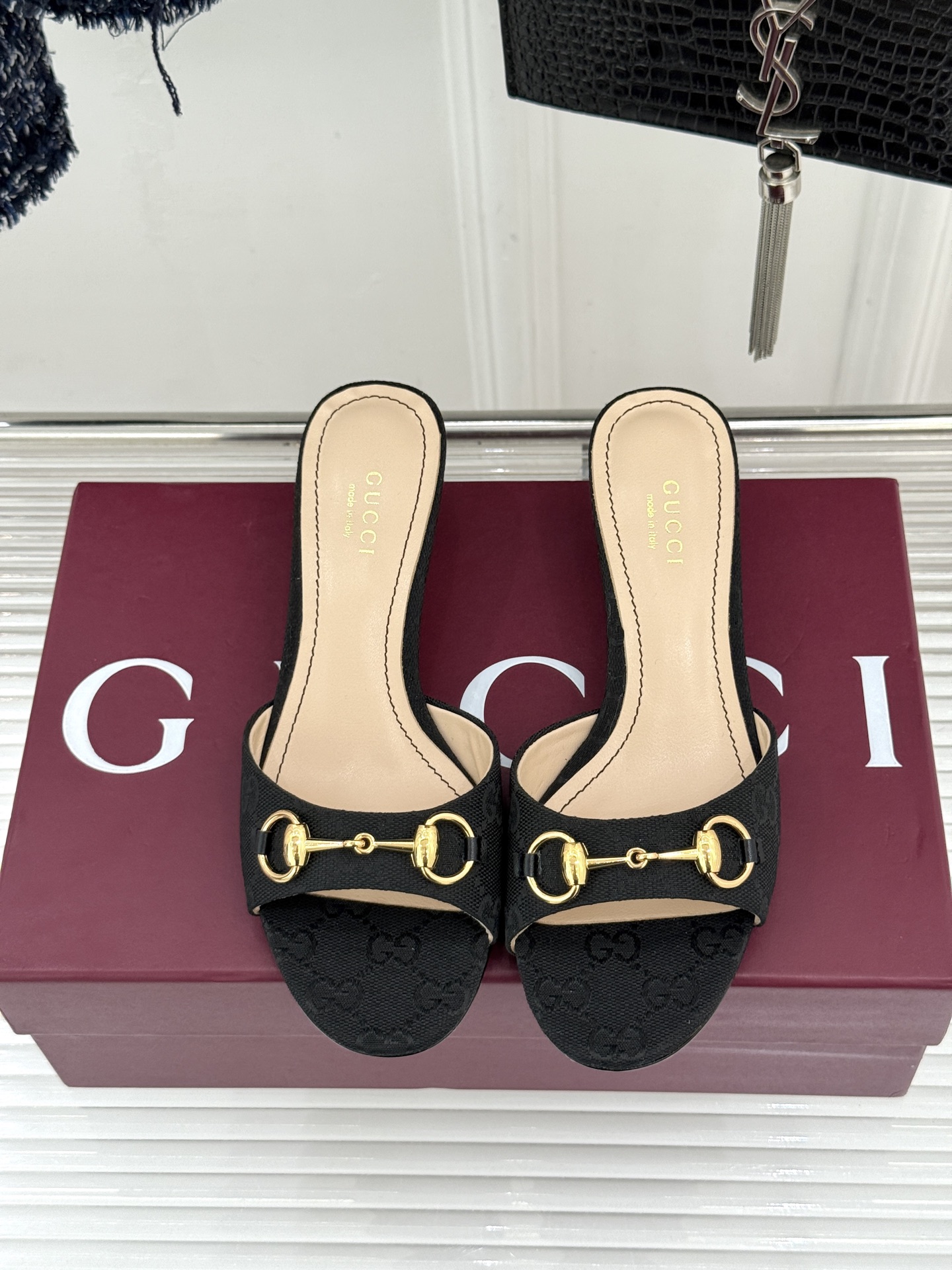 Gucci经典马衔扣鱼嘴猫跟拖鞋以经典马衔扣续写意式传奇 。鱼嘴剪裁轻露趾尖纤细猫跟勾勒曼妙线条慵懒拖鞋