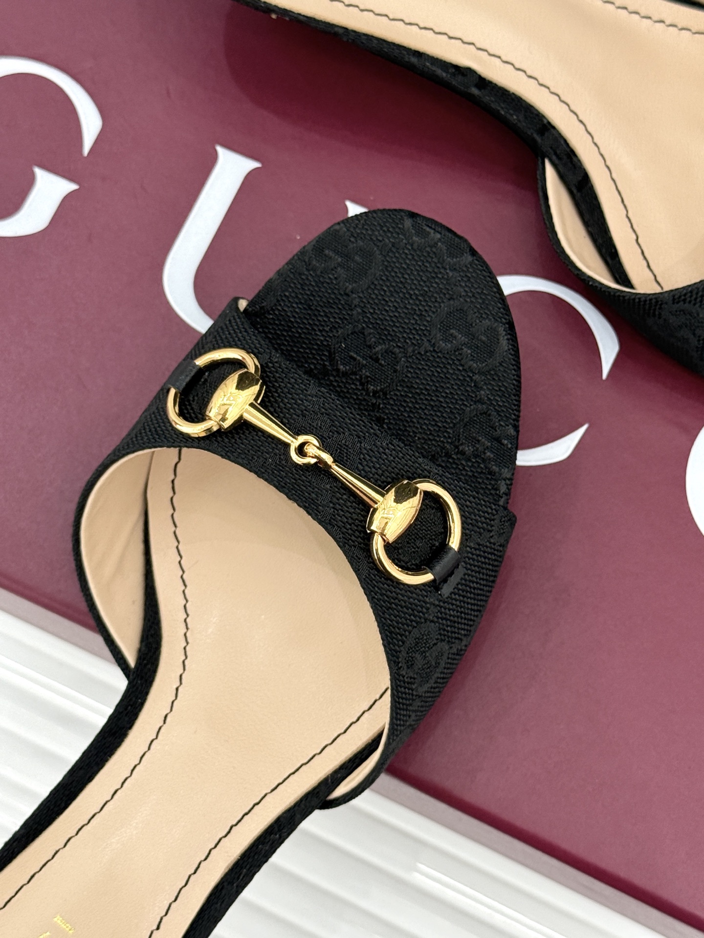 Gucci经典马衔扣鱼嘴猫跟拖鞋以经典马衔扣续写意式传奇 。鱼嘴剪裁轻露趾尖纤细猫跟勾勒曼妙线条慵懒拖鞋