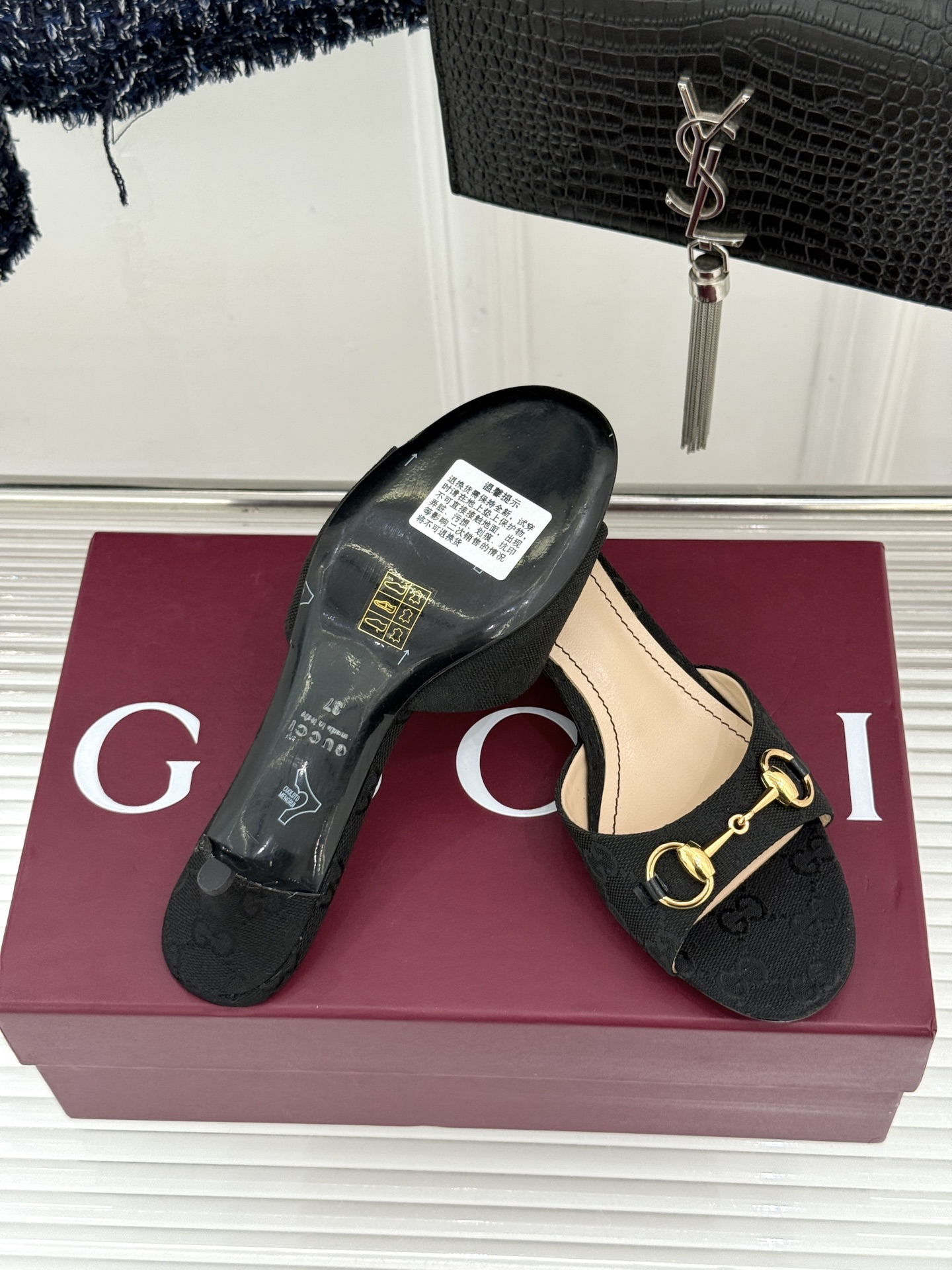 Gucci经典马衔扣鱼嘴猫跟拖鞋以经典马衔扣续写意式传奇 。鱼嘴剪裁轻露趾尖纤细猫跟勾勒曼妙线条慵懒拖鞋