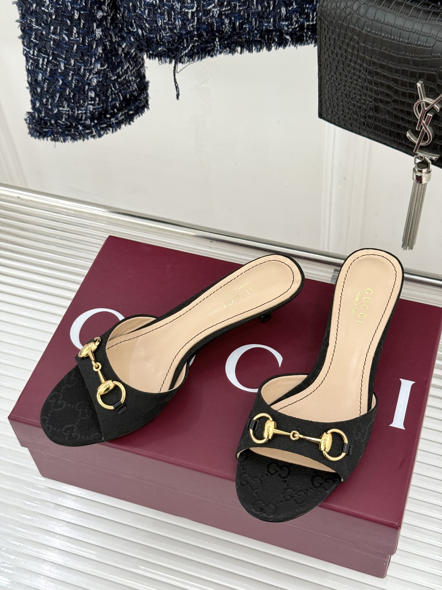 Gucci经典马衔扣鱼嘴猫跟拖鞋以经典马衔扣续写意式传奇 。鱼嘴剪裁轻露趾尖纤细猫跟勾勒曼妙线条慵懒拖鞋