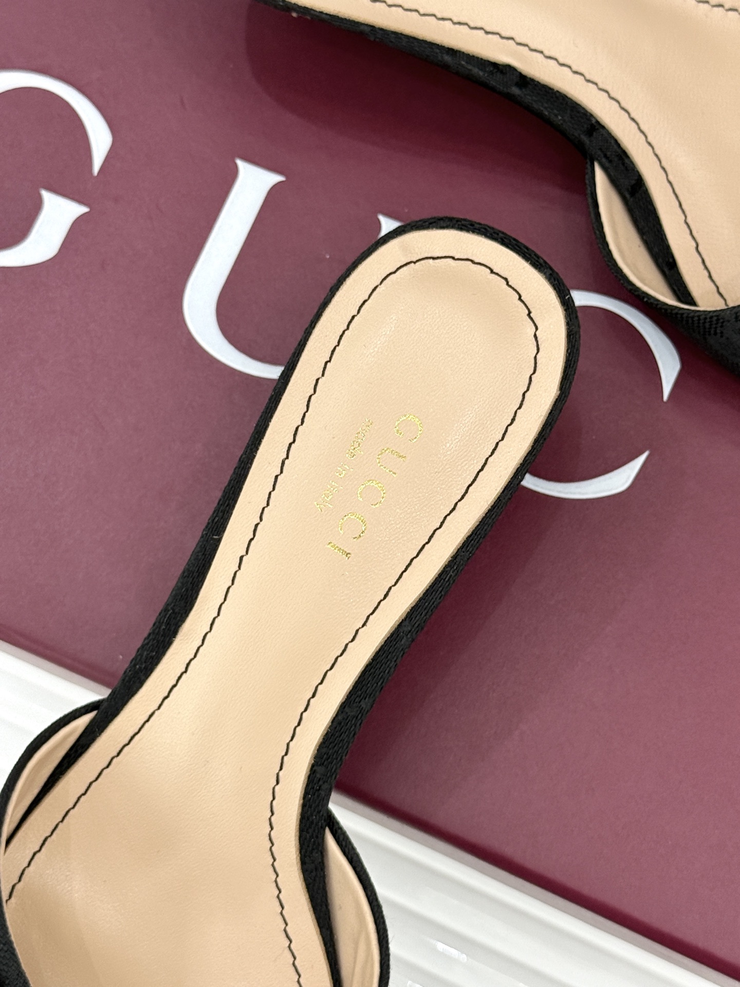 Gucci经典马衔扣鱼嘴猫跟拖鞋以经典马衔扣续写意式传奇 。鱼嘴剪裁轻露趾尖纤细猫跟勾勒曼妙线条慵懒拖鞋