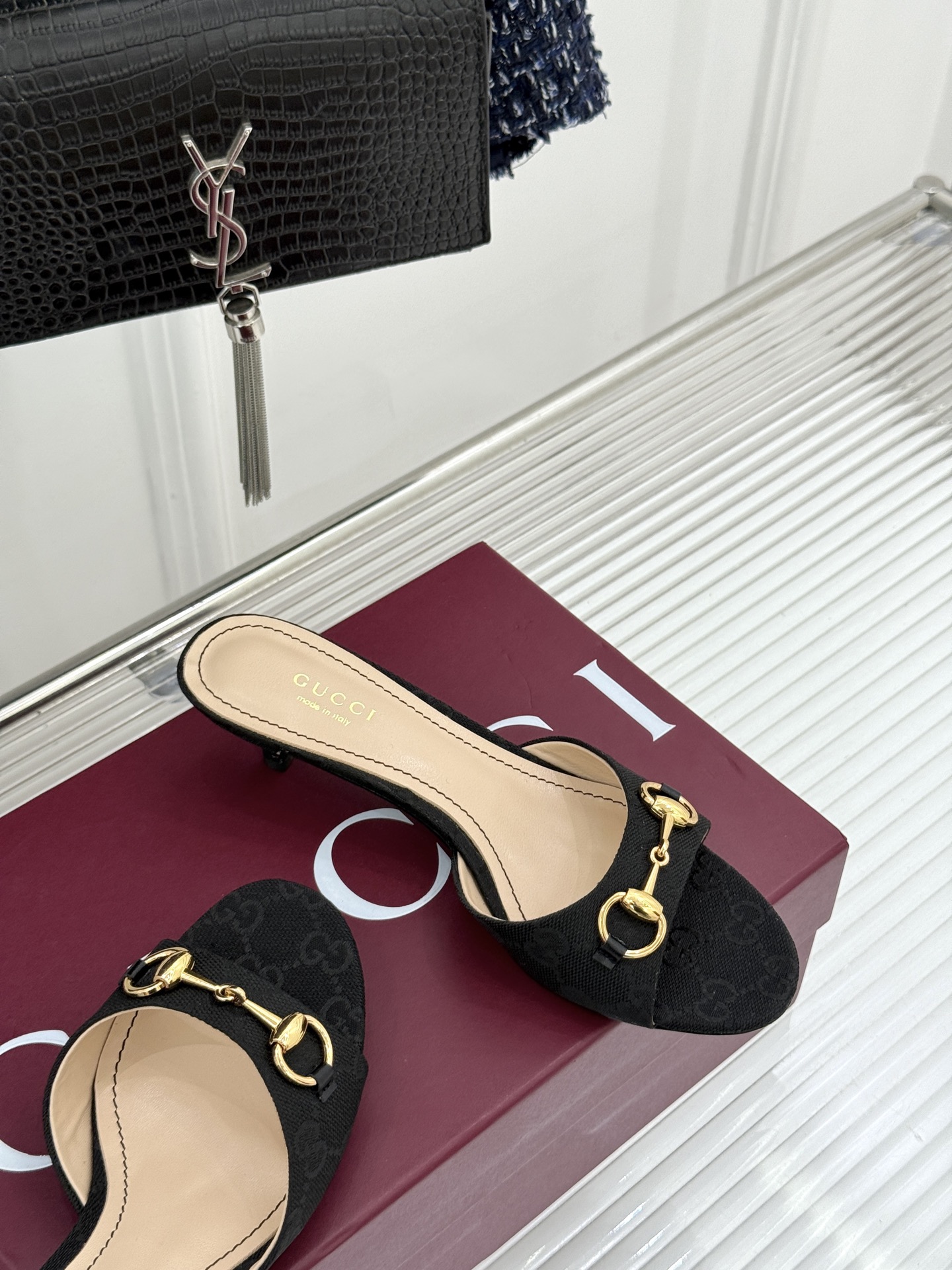 Gucci经典马衔扣鱼嘴猫跟拖鞋以经典马衔扣续写意式传奇 。鱼嘴剪裁轻露趾尖纤细猫跟勾勒曼妙线条慵懒拖鞋