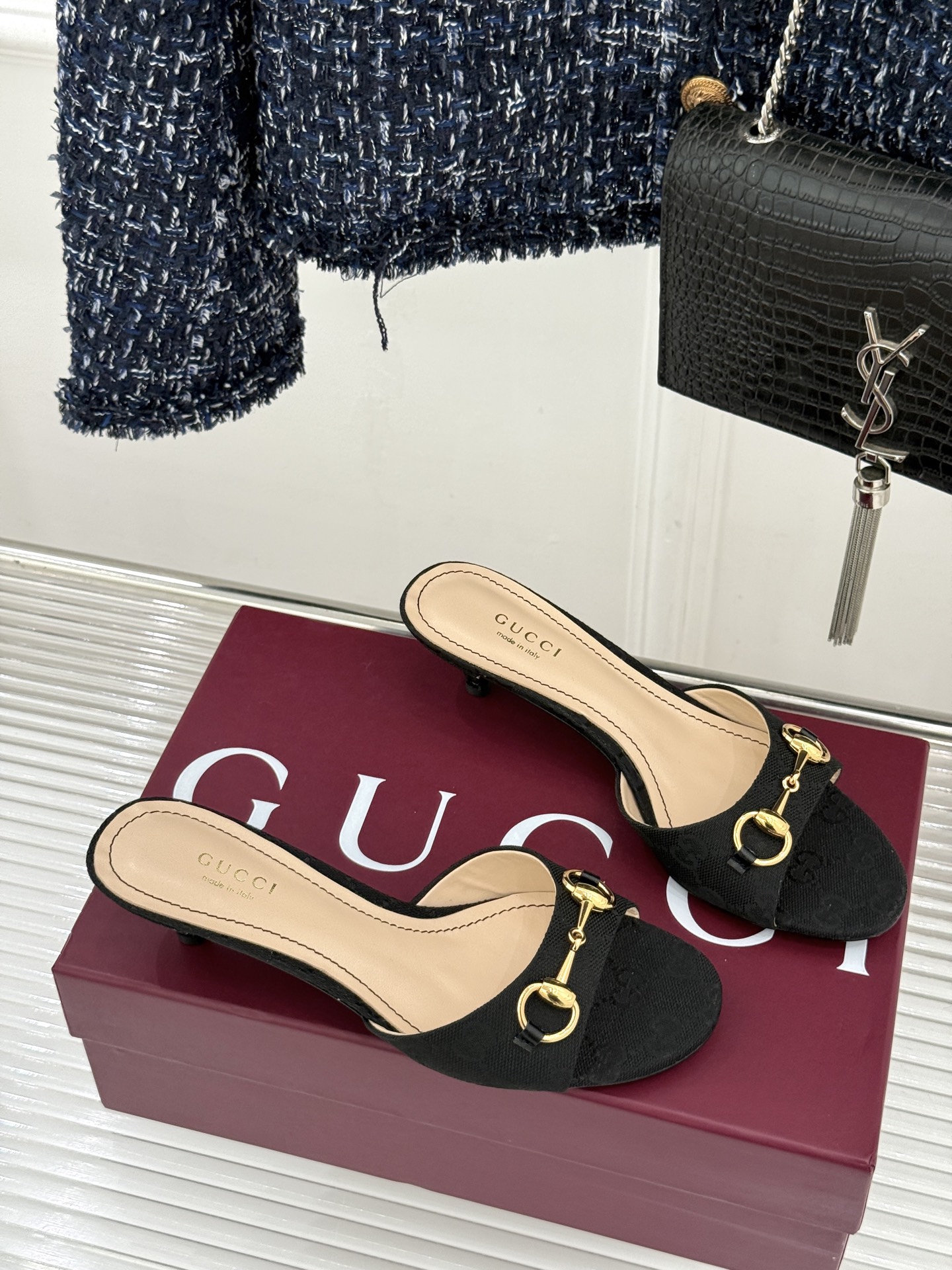 Gucci经典马衔扣鱼嘴猫跟拖鞋以经典马衔扣续写意式传奇 。鱼嘴剪裁轻露趾尖纤细猫跟勾勒曼妙线条慵懒拖鞋