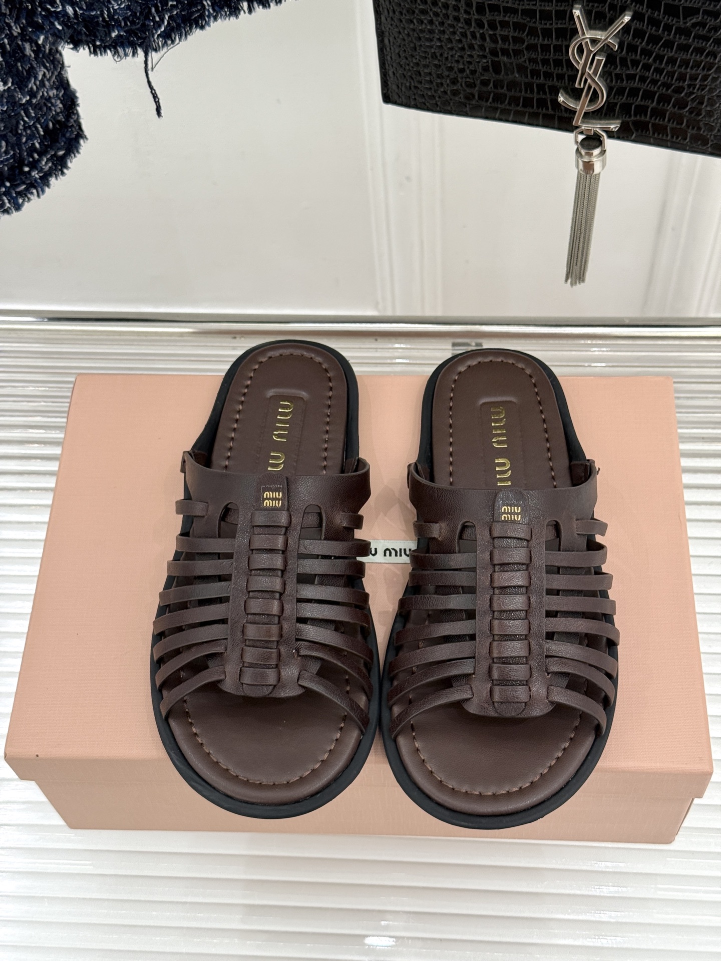 Miu Miu/缪缪26WF新品字母编织镂空罗马拖鞋以复古罗马凉鞋为基底注入标志性少女巧思。细腻编织带错