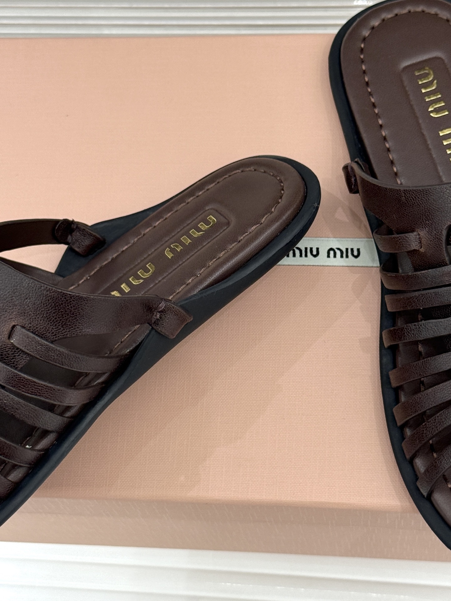 Miu Miu/缪缪26WF新品字母编织镂空罗马拖鞋以复古罗马凉鞋为基底注入标志性少女巧思。细腻编织带错