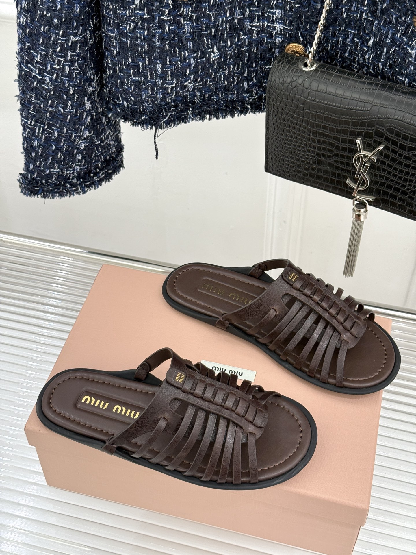 Miu Miu/缪缪26WF新品字母编织镂空罗马拖鞋以复古罗马凉鞋为基底注入标志性少女巧思。细腻编织带错