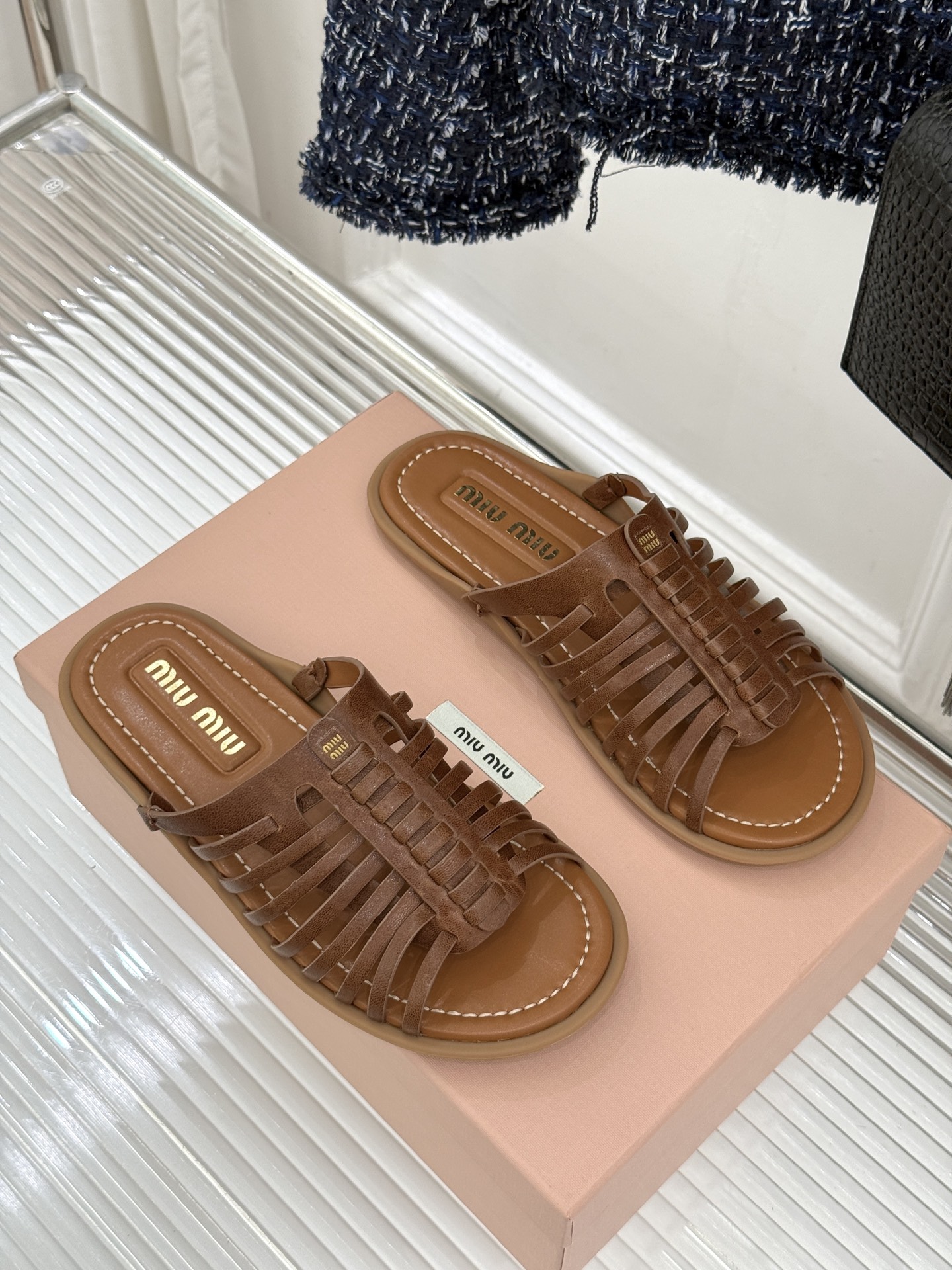 Miu Miu/缪缪26WF新品字母编织镂空罗马拖鞋以复古罗马凉鞋为基底注入标志性少女巧思。细腻编织带错