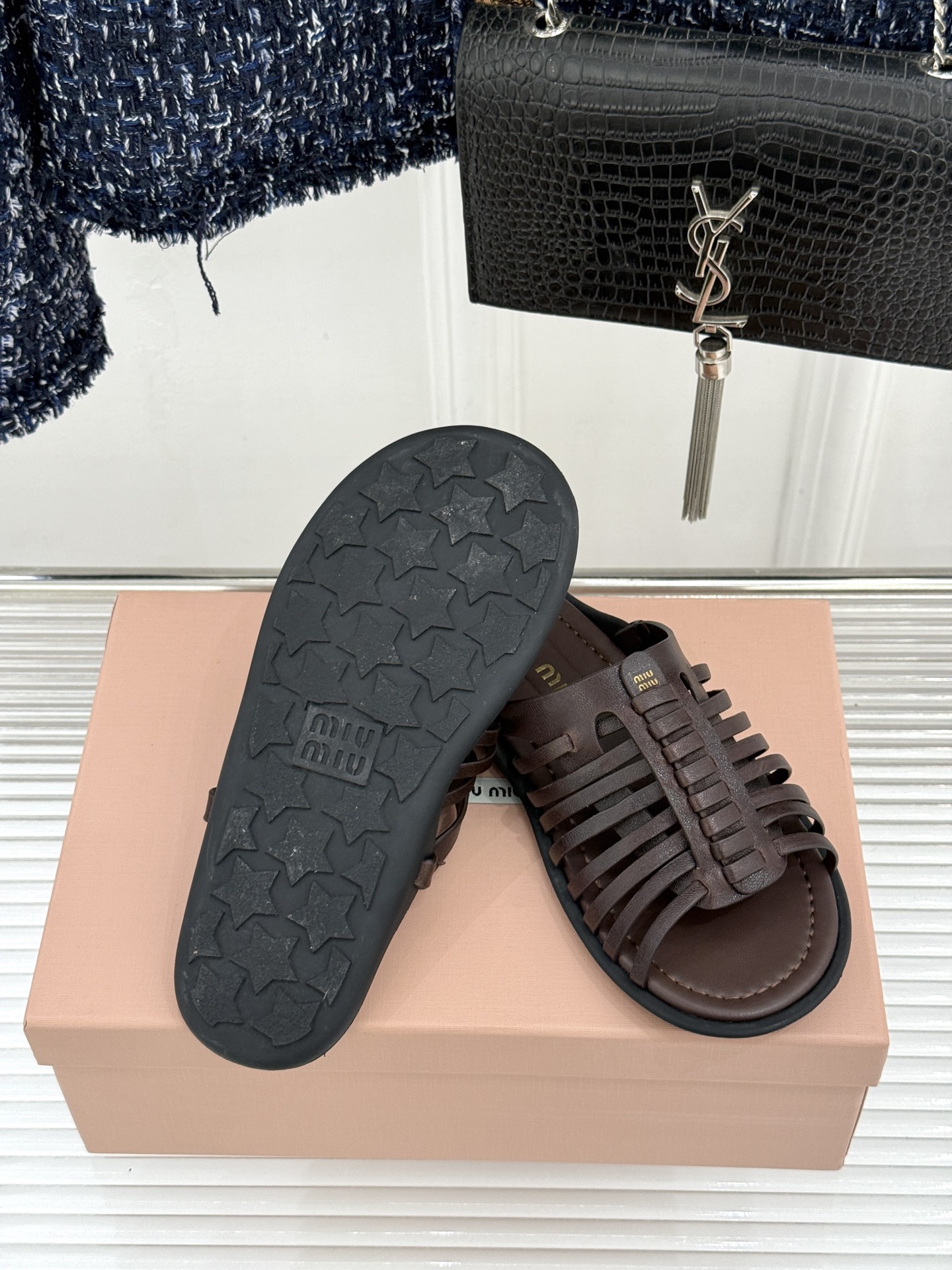 Miu Miu/缪缪26WF新品字母编织镂空罗马拖鞋以复古罗马凉鞋为基底注入标志性少女巧思。细腻编织带错