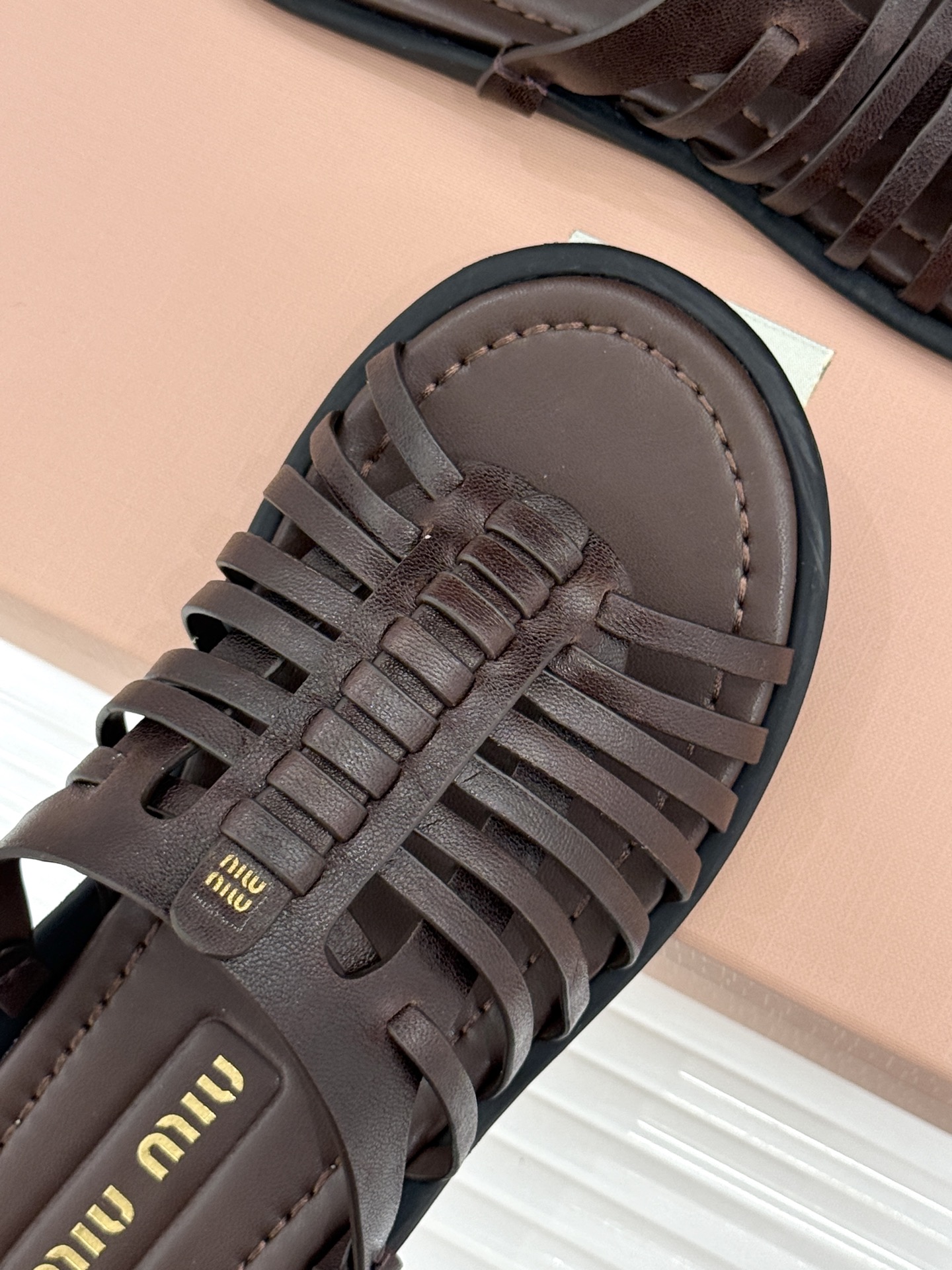 Miu Miu/缪缪26WF新品字母编织镂空罗马拖鞋以复古罗马凉鞋为基底注入标志性少女巧思。细腻编织带错