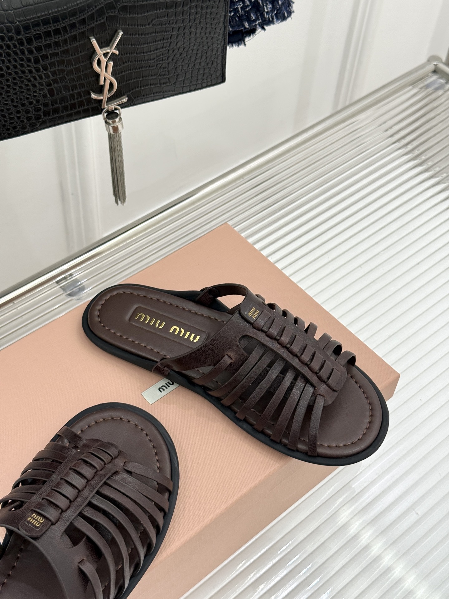 Miu Miu/缪缪26WF新品字母编织镂空罗马拖鞋以复古罗马凉鞋为基底注入标志性少女巧思。细腻编织带错