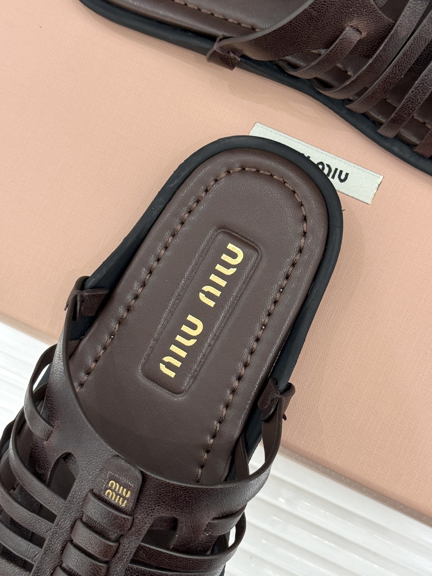 Miu Miu/缪缪26WF新品字母编织镂空罗马拖鞋以复古罗马凉鞋为基底注入标志性少女巧思。细腻编织带错