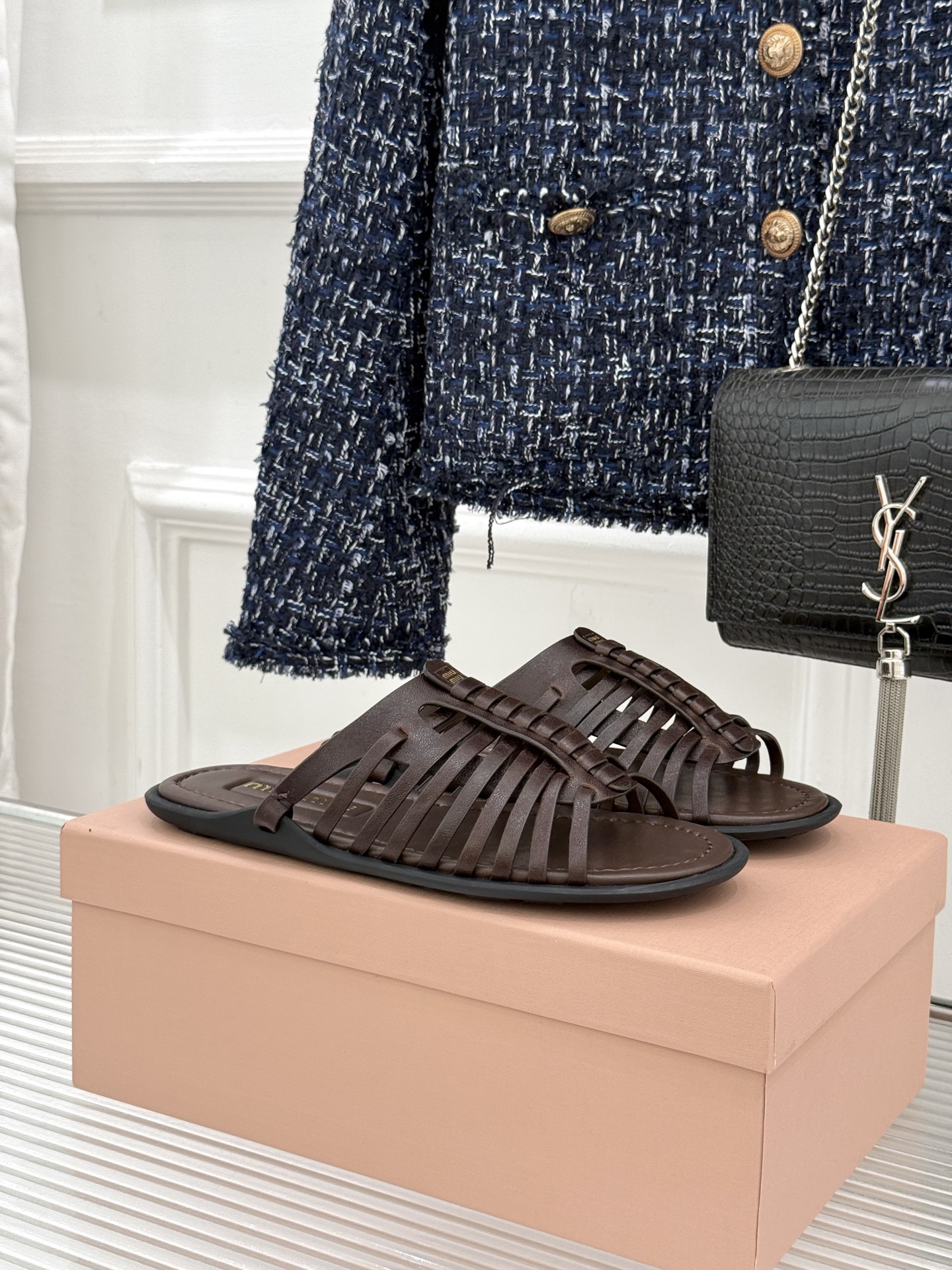 Miu Miu/缪缪26WF新品字母编织镂空罗马拖鞋以复古罗马凉鞋为基底注入标志性少女巧思。细腻编织带错