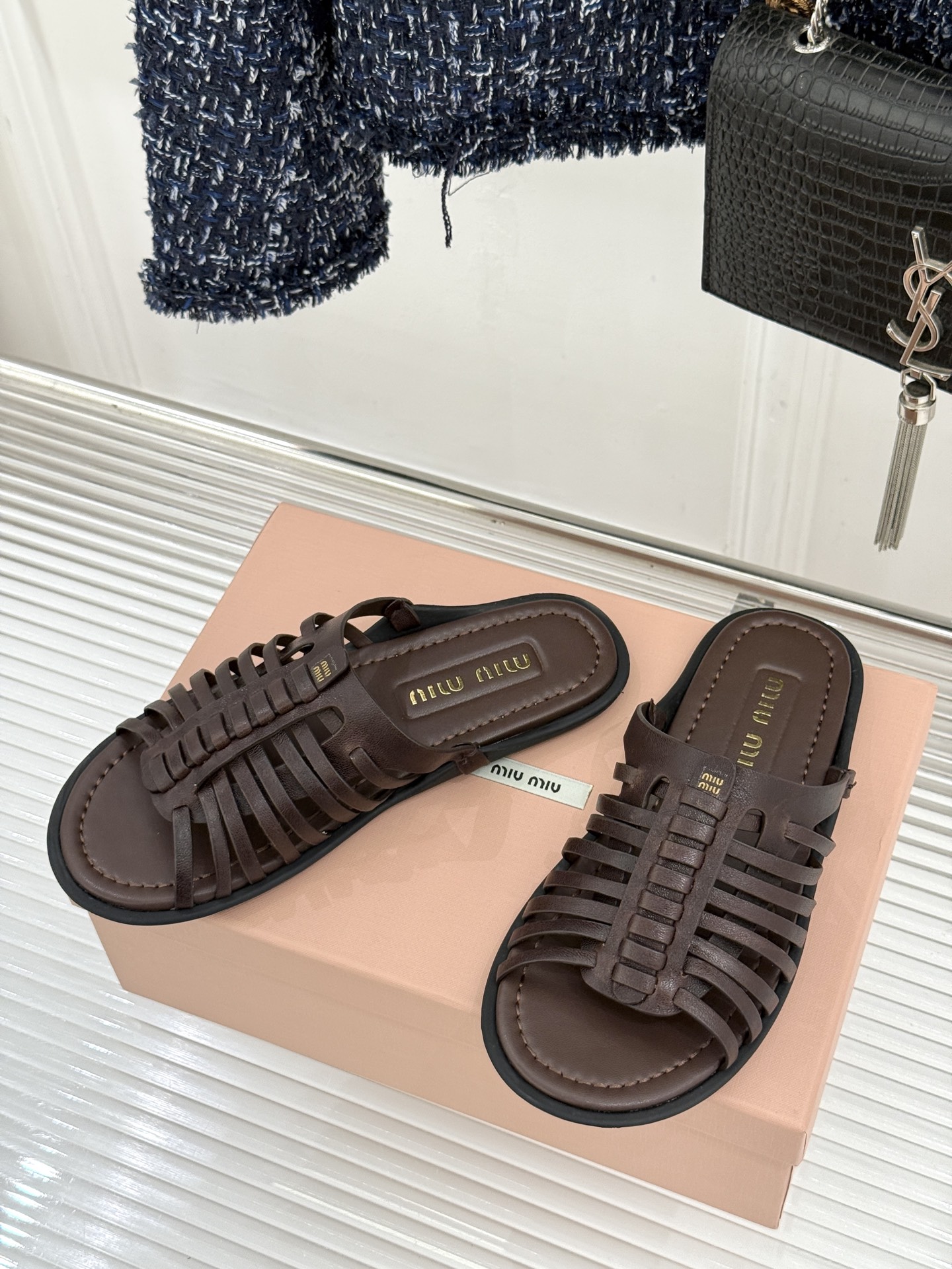 Miu Miu/缪缪26WF新品字母编织镂空罗马拖鞋以复古罗马凉鞋为基底注入标志性少女巧思。细腻编织带错