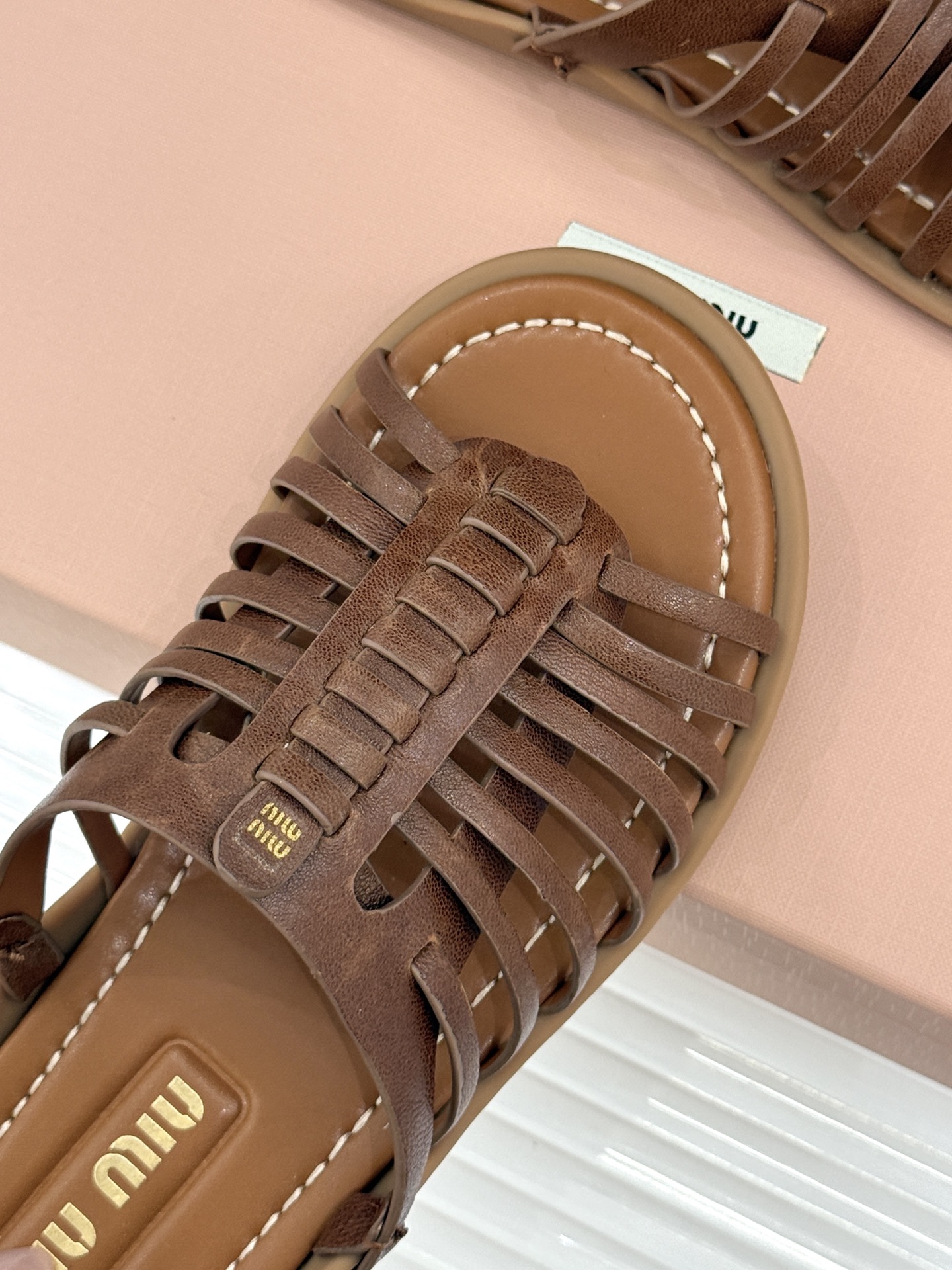 Miu Miu/缪缪26WF新品字母编织镂空罗马拖鞋以复古罗马凉鞋为基底注入标志性少女巧思。细腻编织带错