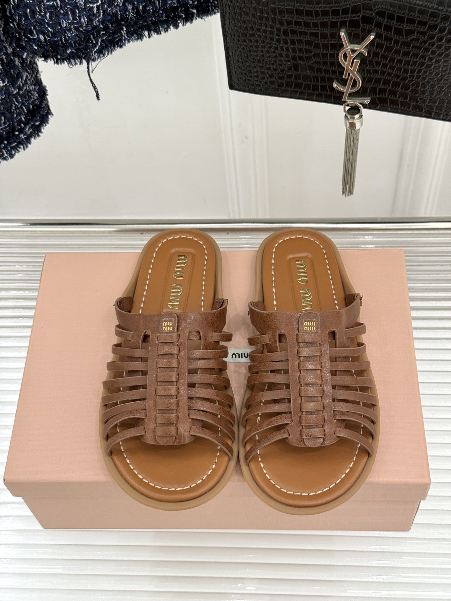 Miu Miu/缪缪26WF新品字母编织镂空罗马拖鞋以复古罗马凉鞋为基底注入标志性少女巧思。细腻编织带错