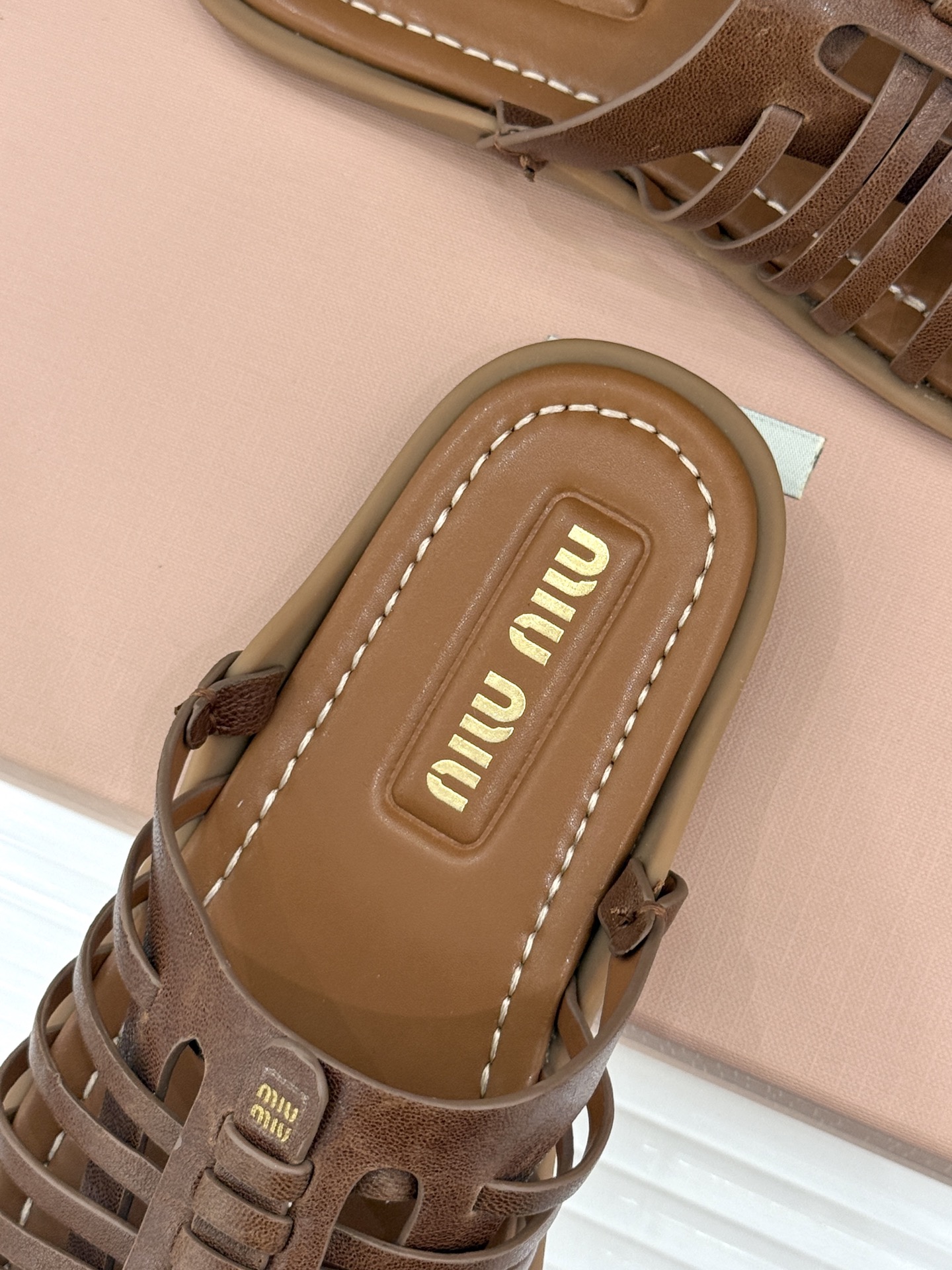 Miu Miu/缪缪26WF新品字母编织镂空罗马拖鞋以复古罗马凉鞋为基底注入标志性少女巧思。细腻编织带错