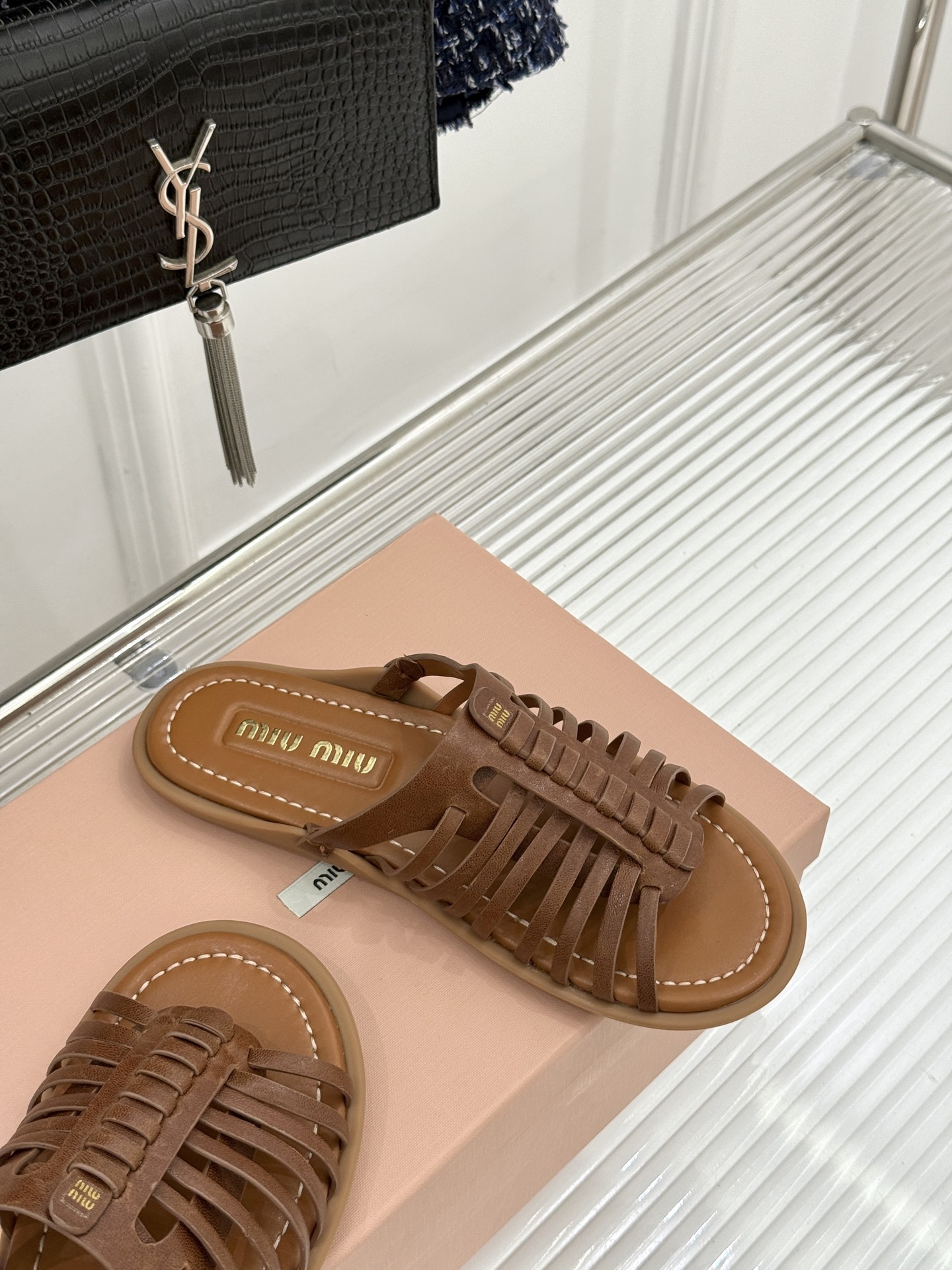 Miu Miu/缪缪26WF新品字母编织镂空罗马拖鞋以复古罗马凉鞋为基底注入标志性少女巧思。细腻编织带错