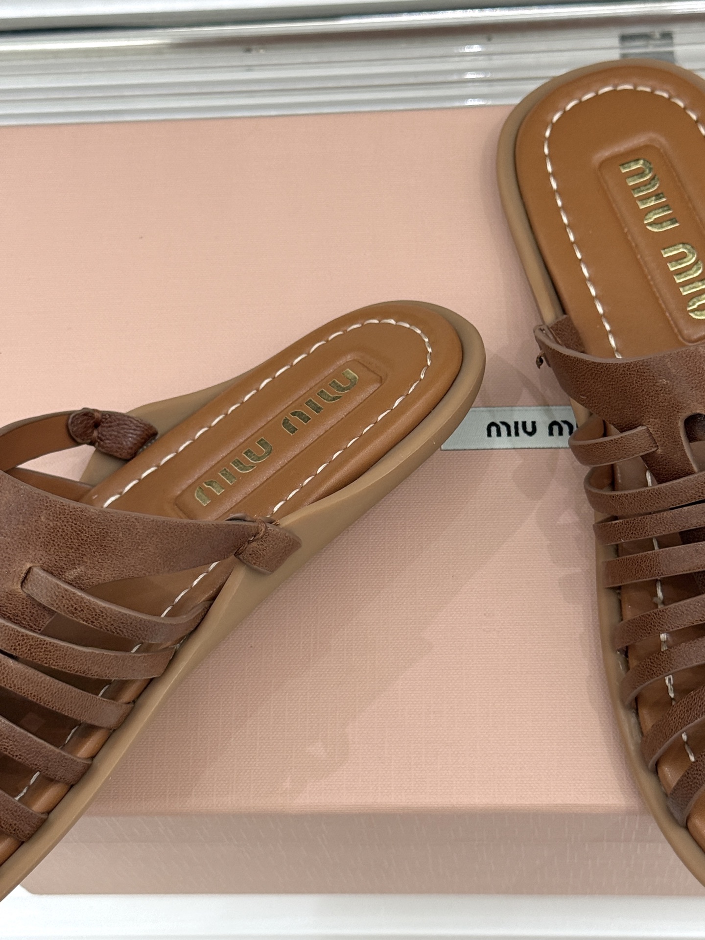 Miu Miu/缪缪26WF新品字母编织镂空罗马拖鞋以复古罗马凉鞋为基底注入标志性少女巧思。细腻编织带错