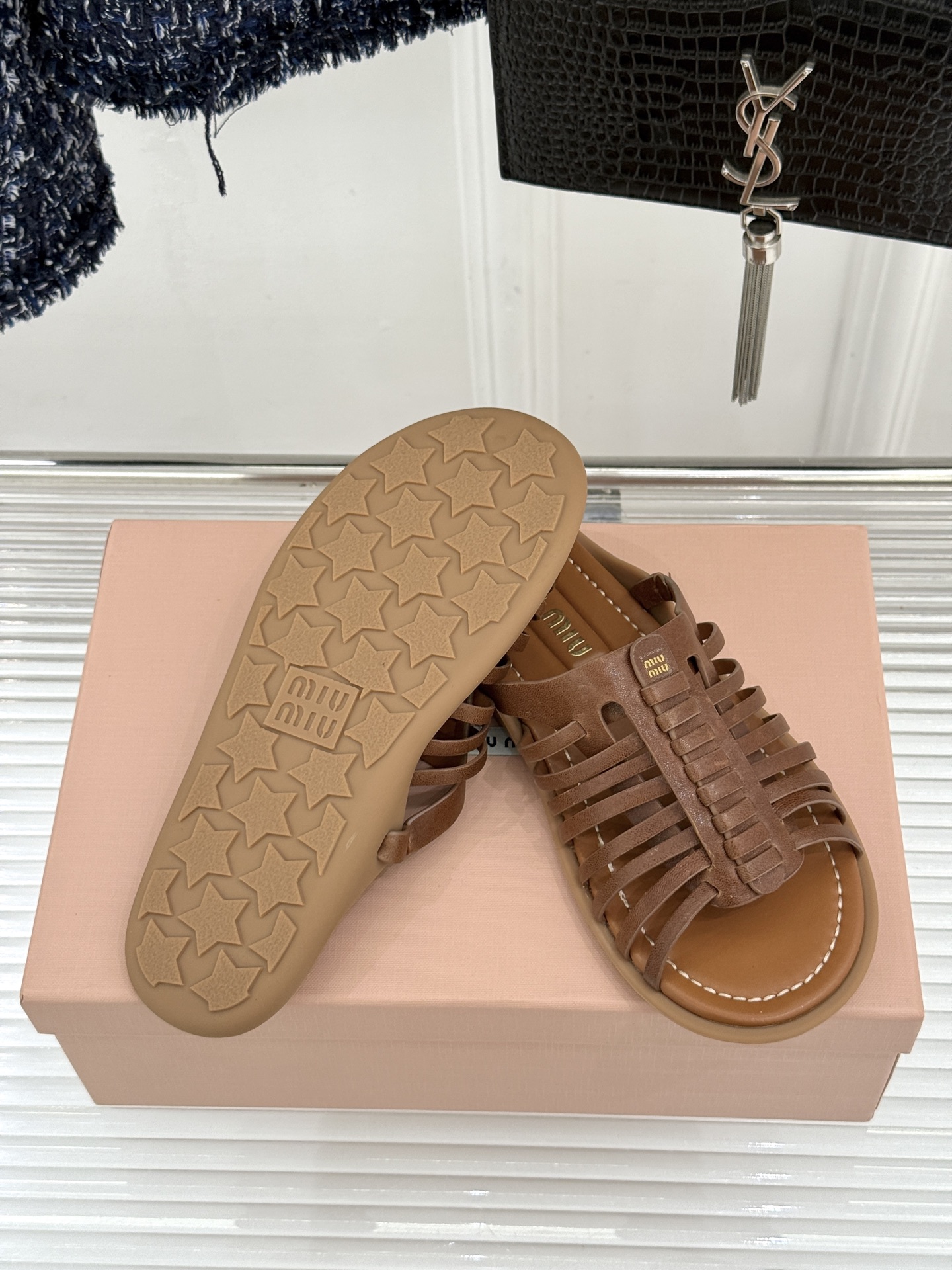 Miu Miu/缪缪26WF新品字母编织镂空罗马拖鞋以复古罗马凉鞋为基底注入标志性少女巧思。细腻编织带错