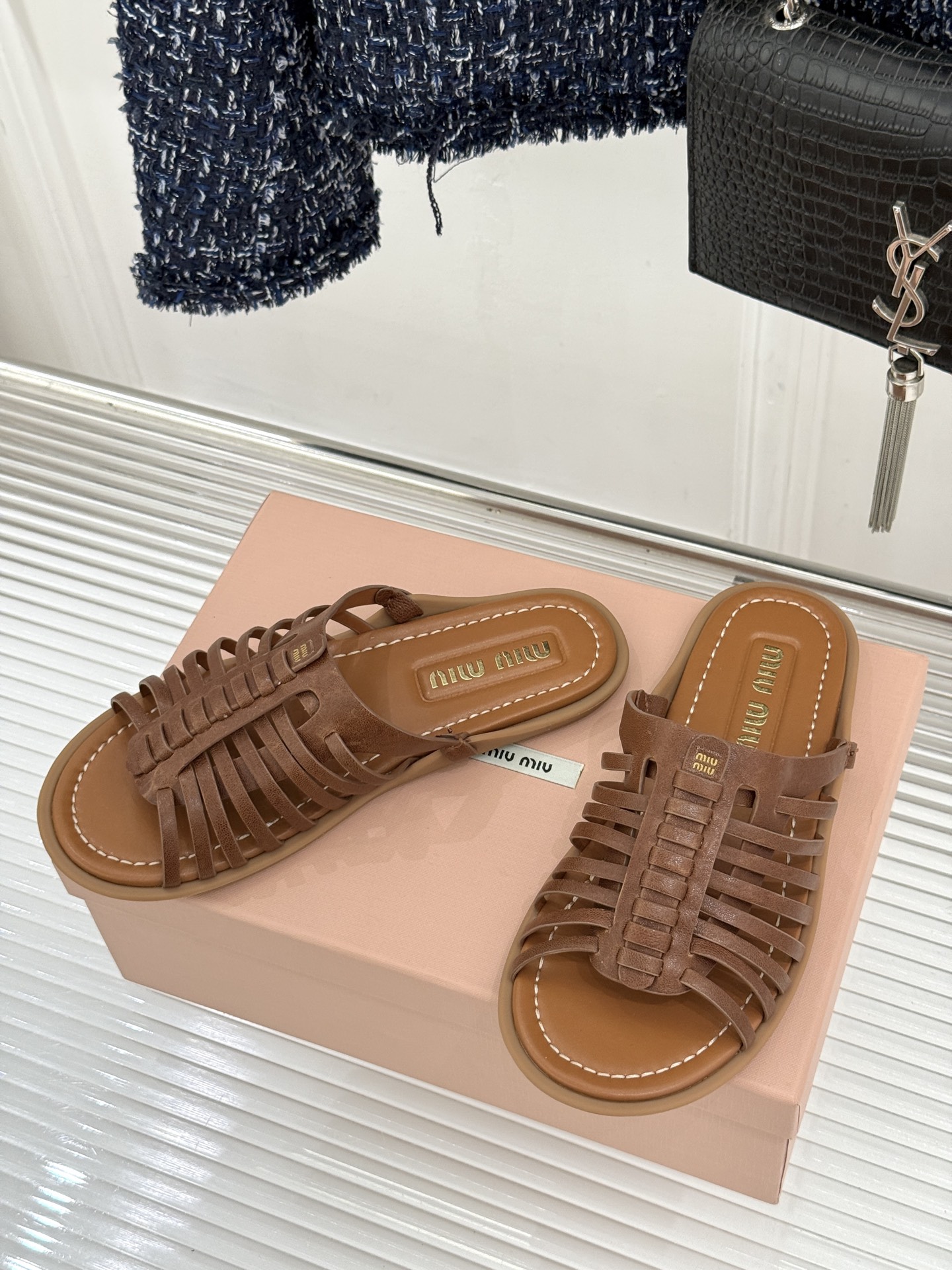 Miu Miu/缪缪26WF新品字母编织镂空罗马拖鞋以复古罗马凉鞋为基底注入标志性少女巧思。细腻编织带错