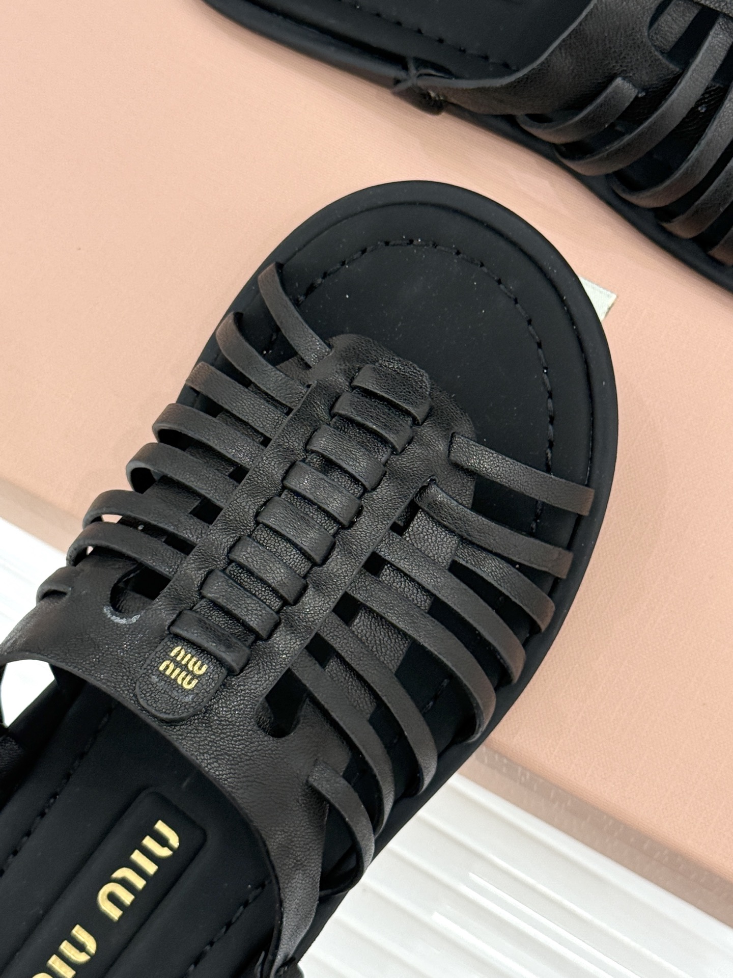 Miu Miu/缪缪26WF新品字母编织镂空罗马拖鞋以复古罗马凉鞋为基底注入标志性少女巧思。细腻编织带错