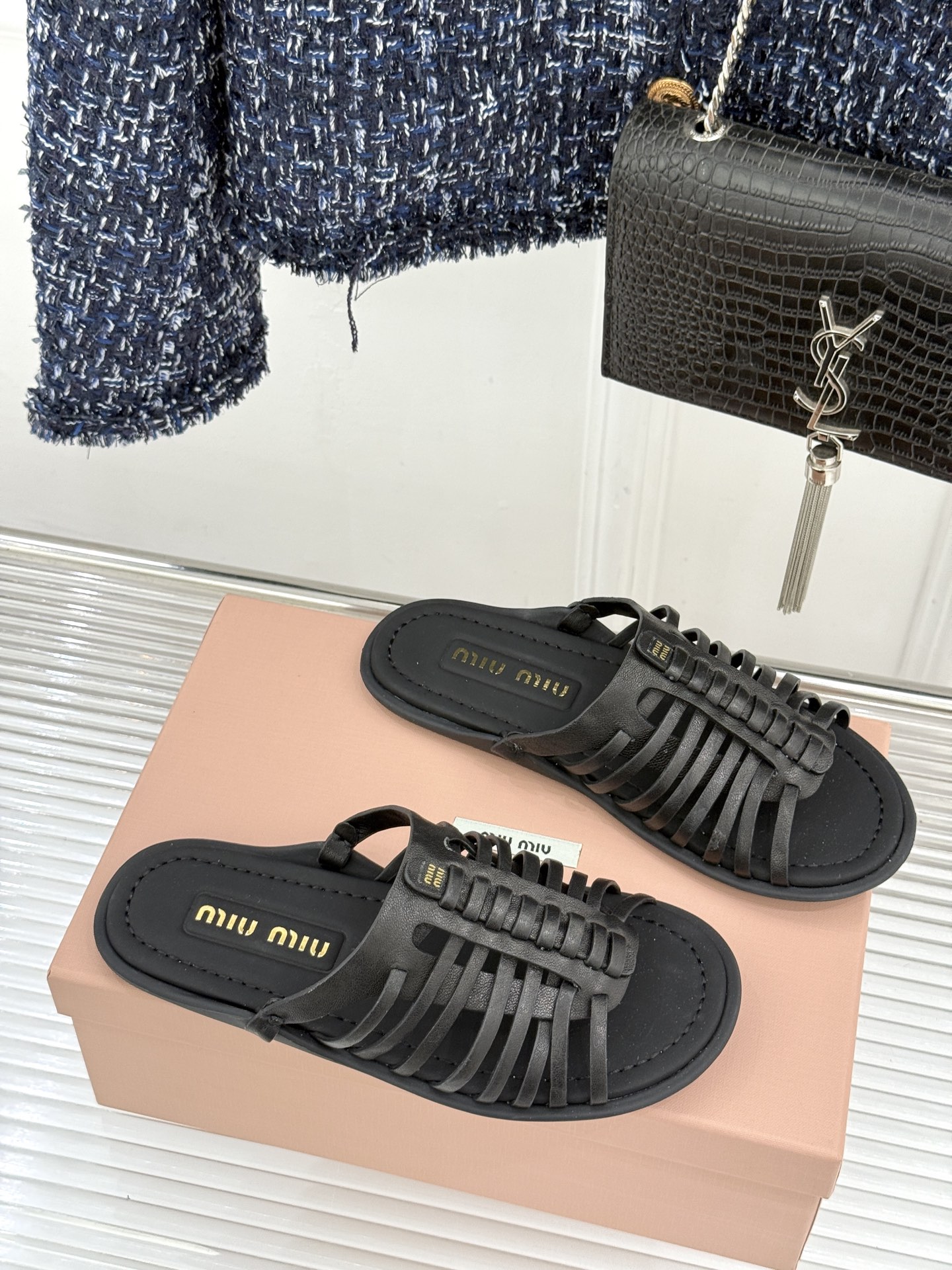 Miu Miu/缪缪26WF新品字母编织镂空罗马拖鞋以复古罗马凉鞋为基底注入标志性少女巧思。细腻编织带错