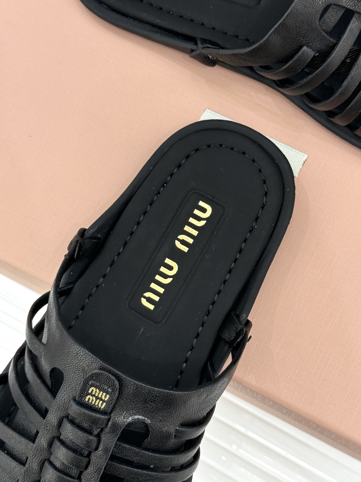 Miu Miu/缪缪26WF新品字母编织镂空罗马拖鞋以复古罗马凉鞋为基底注入标志性少女巧思。细腻编织带错