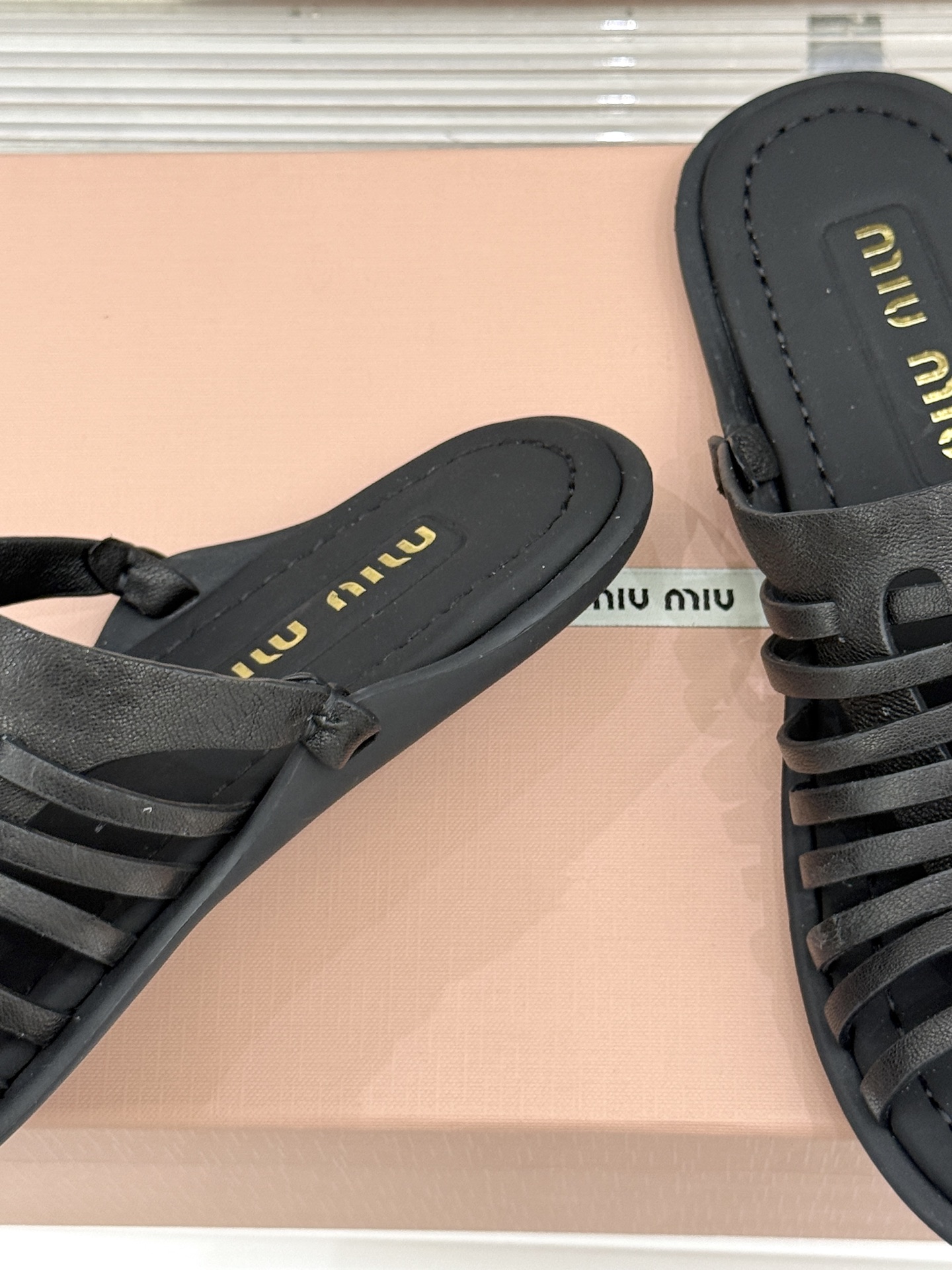 Miu Miu/缪缪26WF新品字母编织镂空罗马拖鞋以复古罗马凉鞋为基底注入标志性少女巧思。细腻编织带错