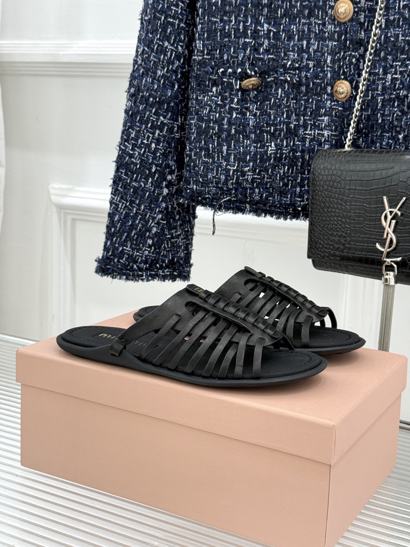 Miu Miu/缪缪26WF新品字母编织镂空罗马拖鞋以复古罗马凉鞋为基底注入标志性少女巧思。细腻编织带错