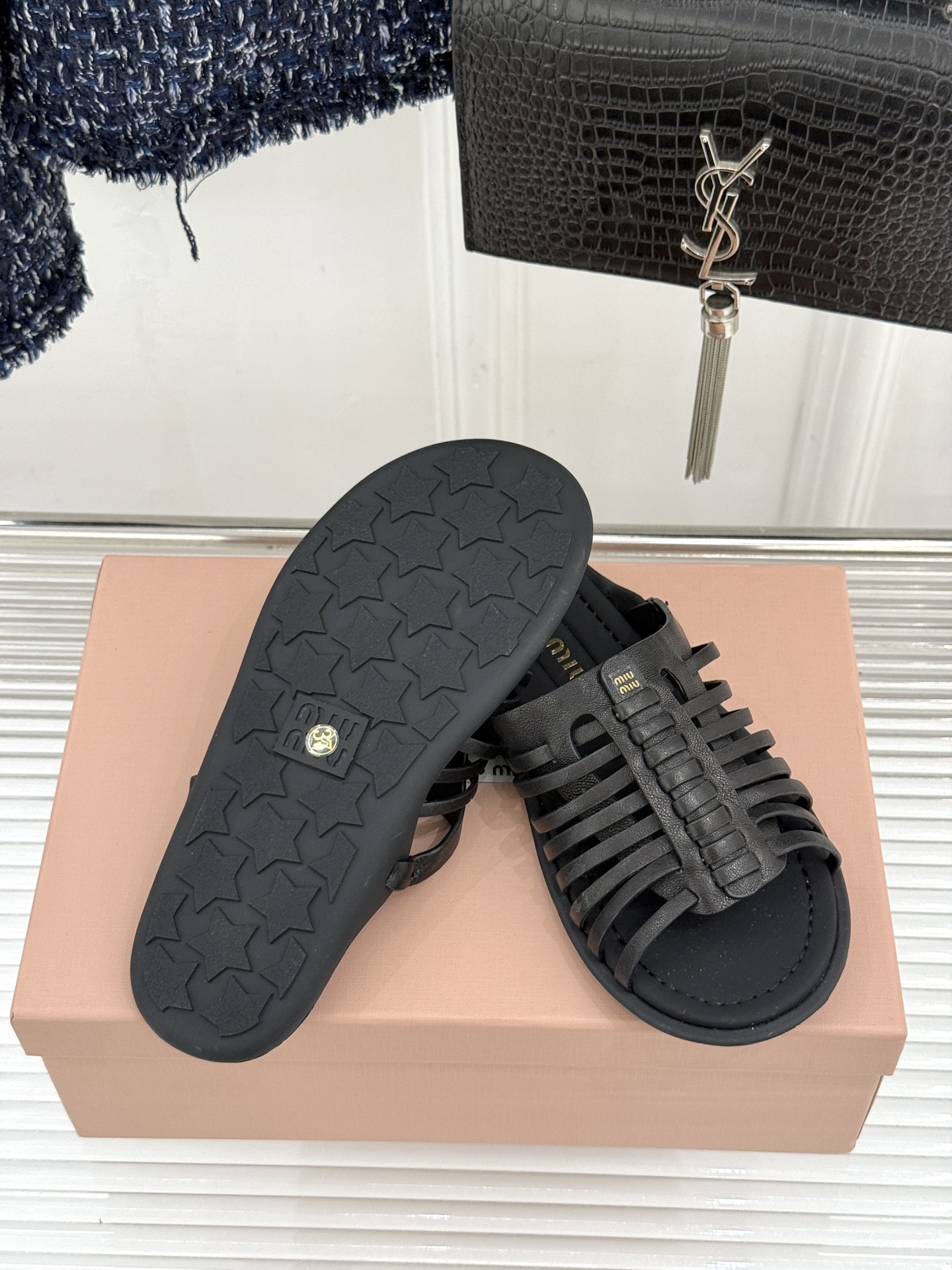 Miu Miu/缪缪26WF新品字母编织镂空罗马拖鞋以复古罗马凉鞋为基底注入标志性少女巧思。细腻编织带错