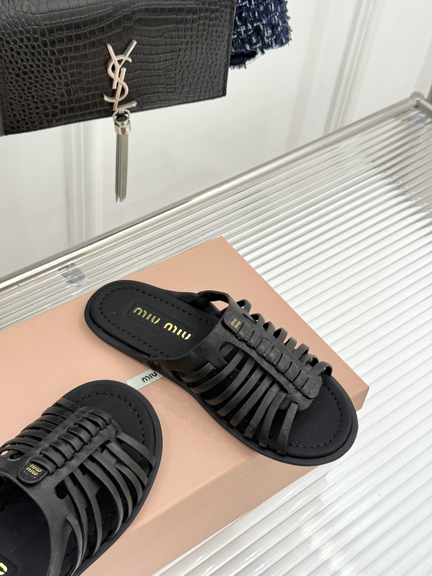 Miu Miu/缪缪26WF新品字母编织镂空罗马拖鞋以复古罗马凉鞋为基底注入标志性少女巧思。细腻编织带错