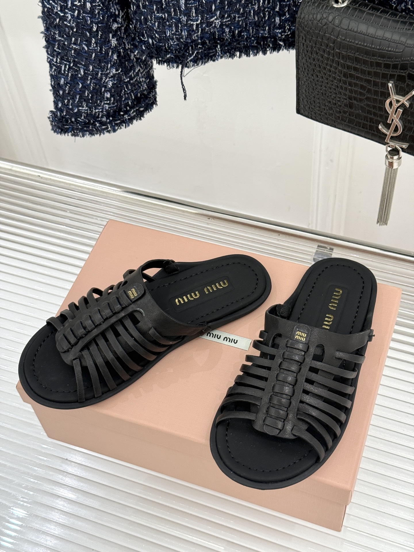 Miu Miu/缪缪26WF新品字母编织镂空罗马拖鞋以复古罗马凉鞋为基底注入标志性少女巧思。细腻编织带错