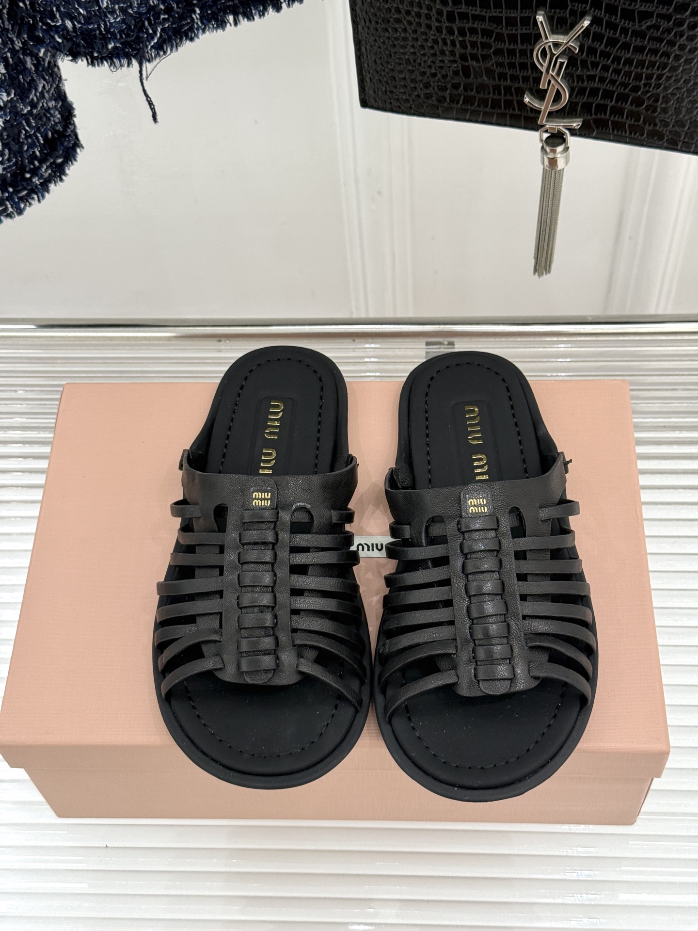 Miu Miu/缪缪26WF新品字母编织镂空罗马拖鞋以复古罗马凉鞋为基底注入标志性少女巧思。细腻编织带错