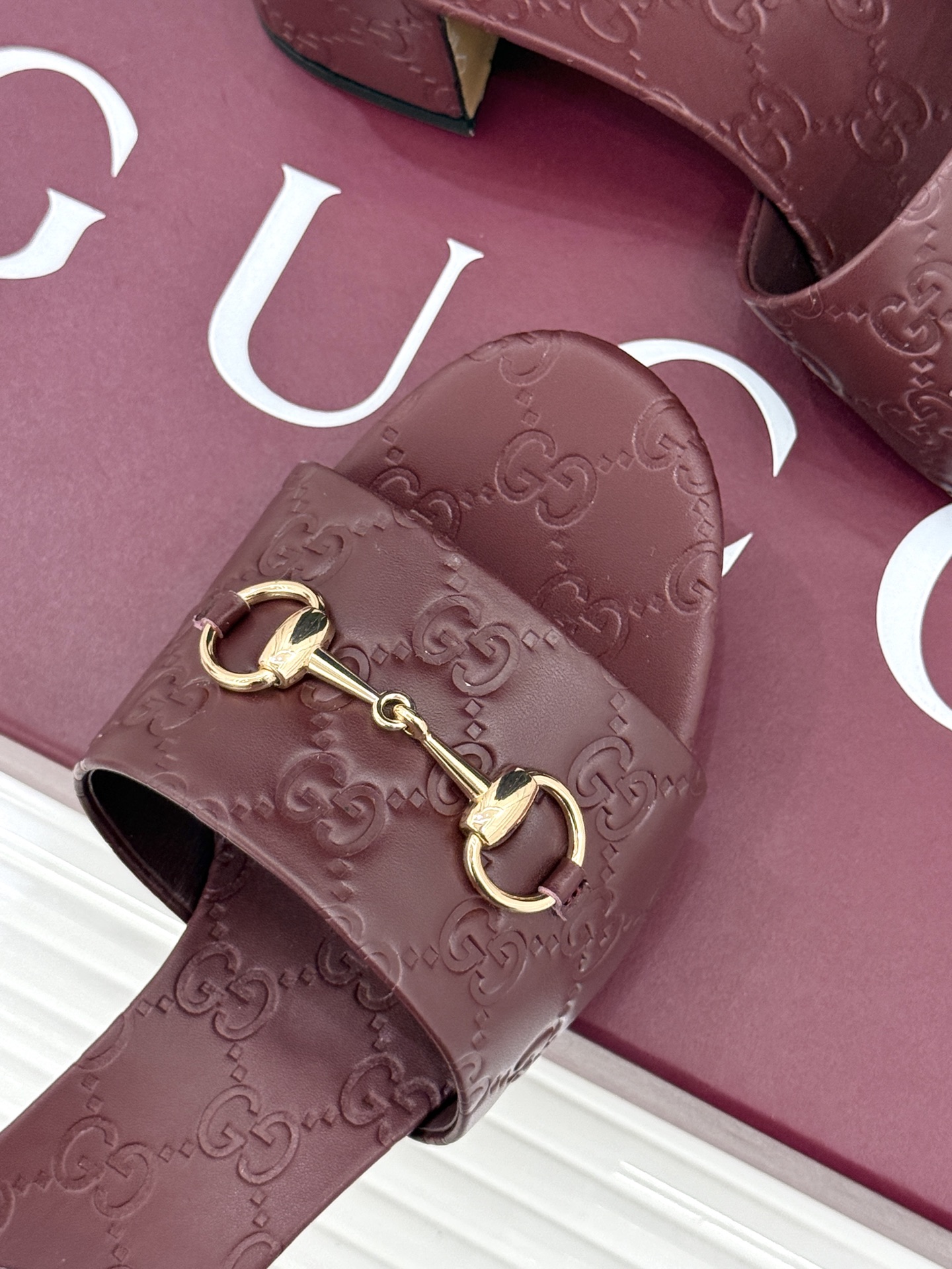 Gucci/古驰26WF春夏新品马衔扣鱼嘴粗跟拖鞋以时光为经纬 以自由为针线将品牌「随性的华美」具象为足