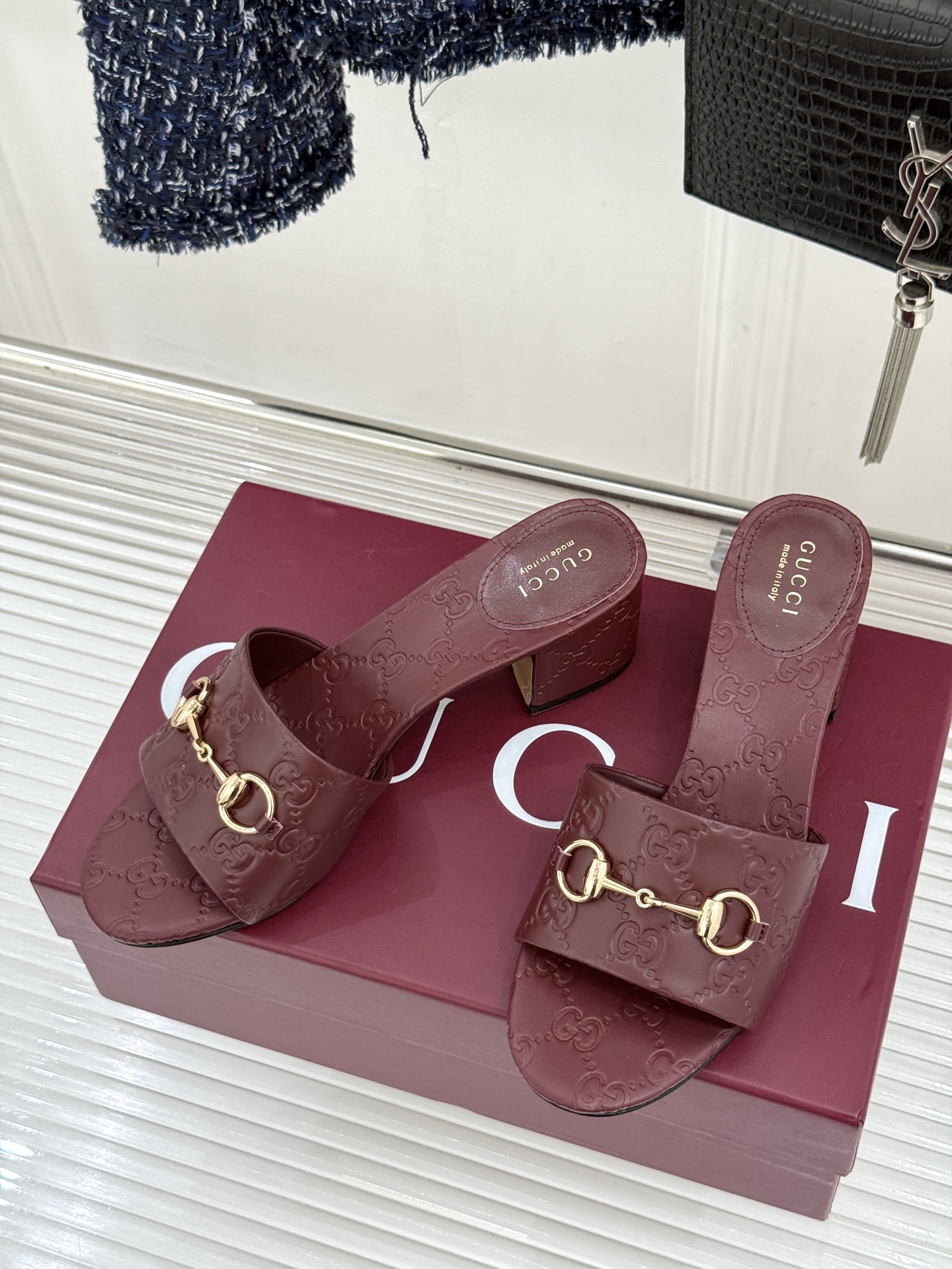Gucci/古驰26WF春夏新品马衔扣鱼嘴粗跟拖鞋以时光为经纬 以自由为针线将品牌「随性的华美」具象为足