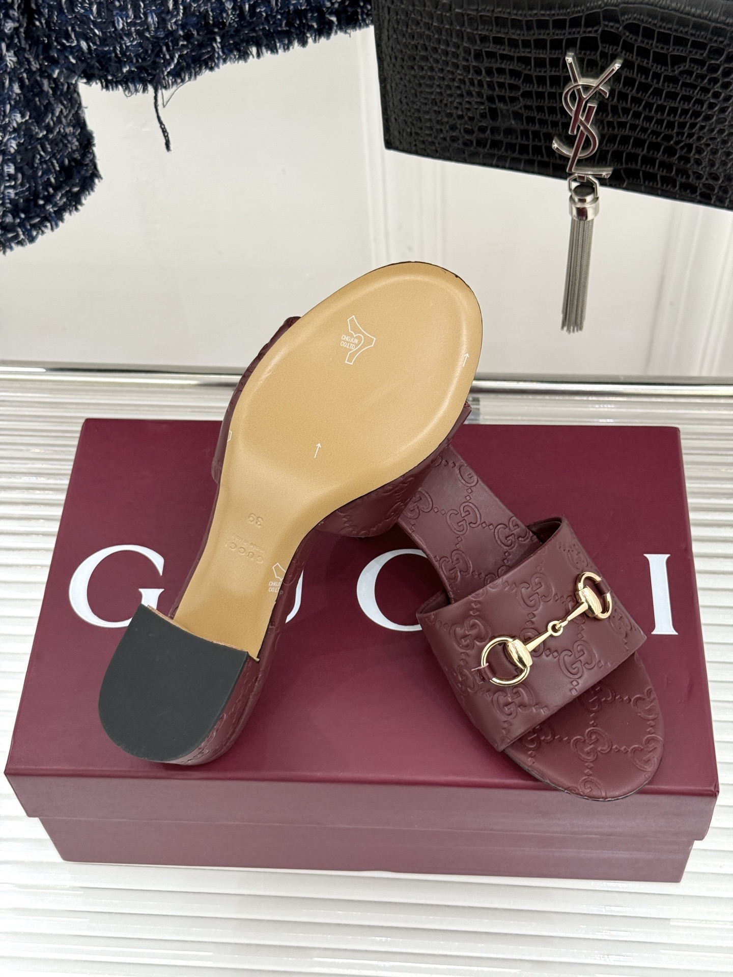 Gucci/古驰26WF春夏新品马衔扣鱼嘴粗跟拖鞋以时光为经纬 以自由为针线将品牌「随性的华美」具象为足