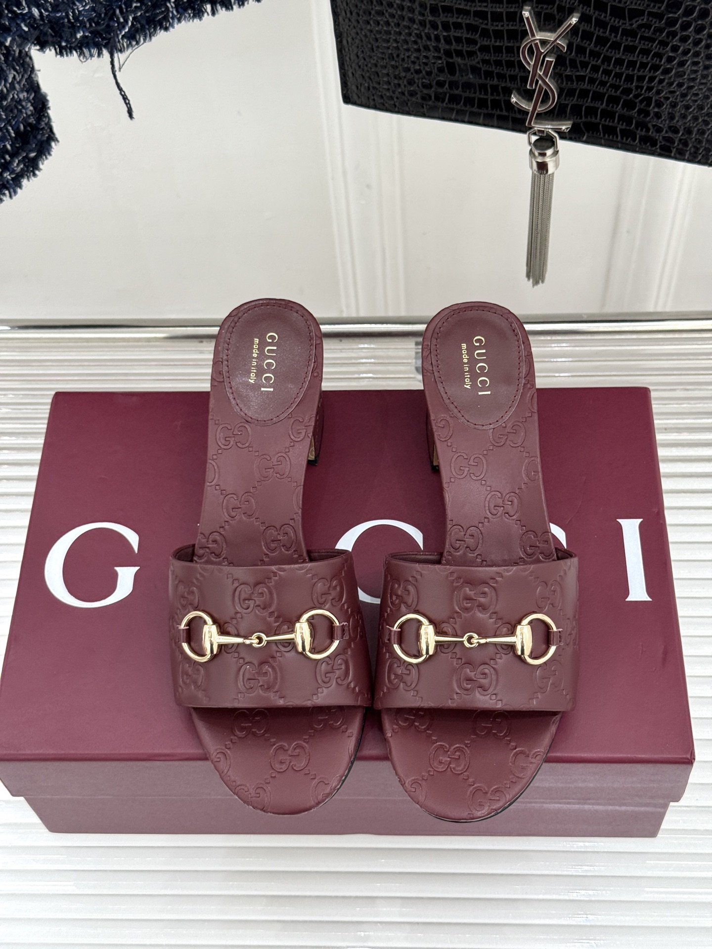 Gucci/古驰26WF春夏新品马衔扣鱼嘴粗跟拖鞋以时光为经纬 以自由为针线将品牌「随性的华美」具象为足