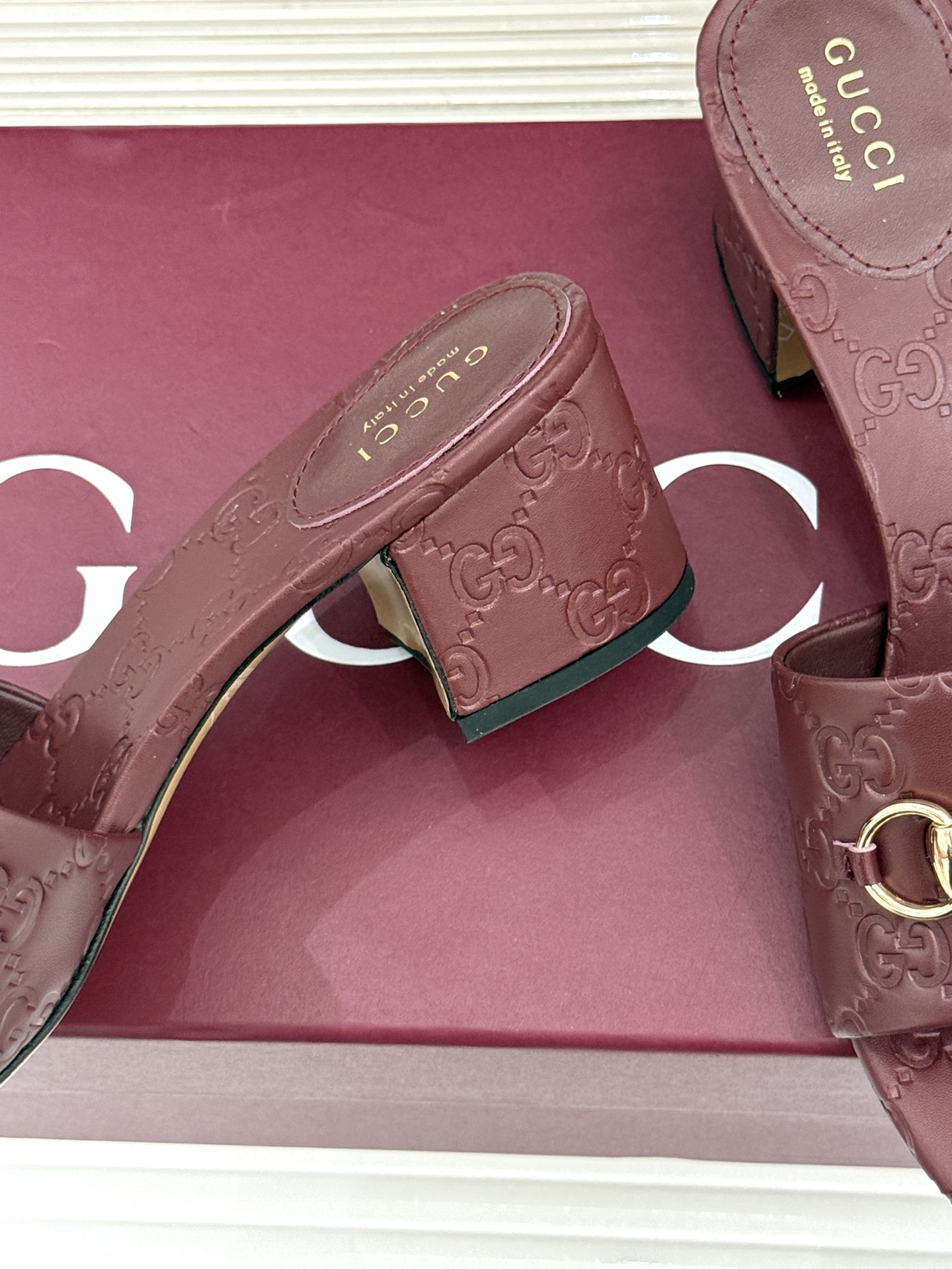 Gucci/古驰26WF春夏新品马衔扣鱼嘴粗跟拖鞋以时光为经纬 以自由为针线将品牌「随性的华美」具象为足