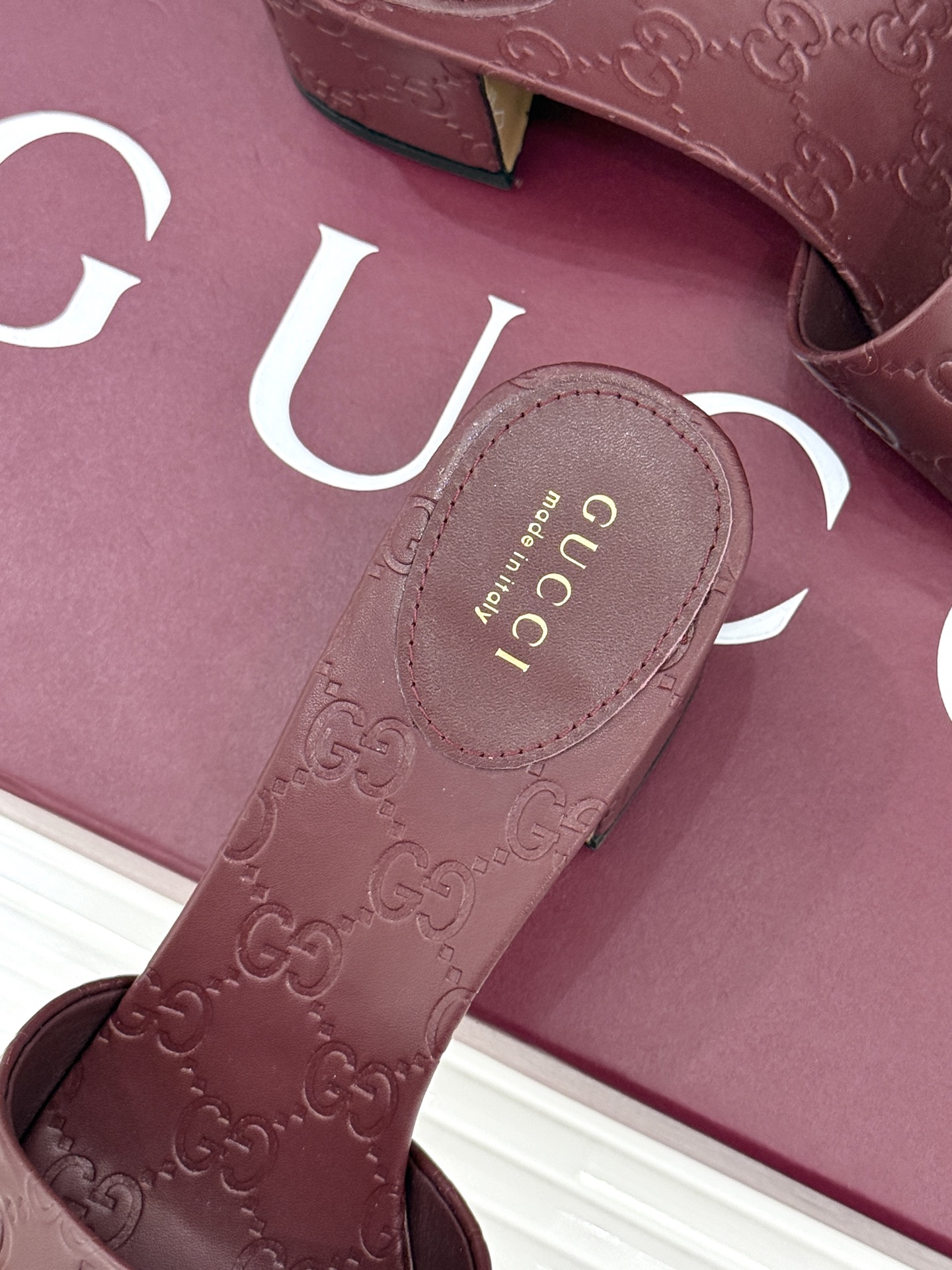 Gucci/古驰26WF春夏新品马衔扣鱼嘴粗跟拖鞋以时光为经纬 以自由为针线将品牌「随性的华美」具象为足