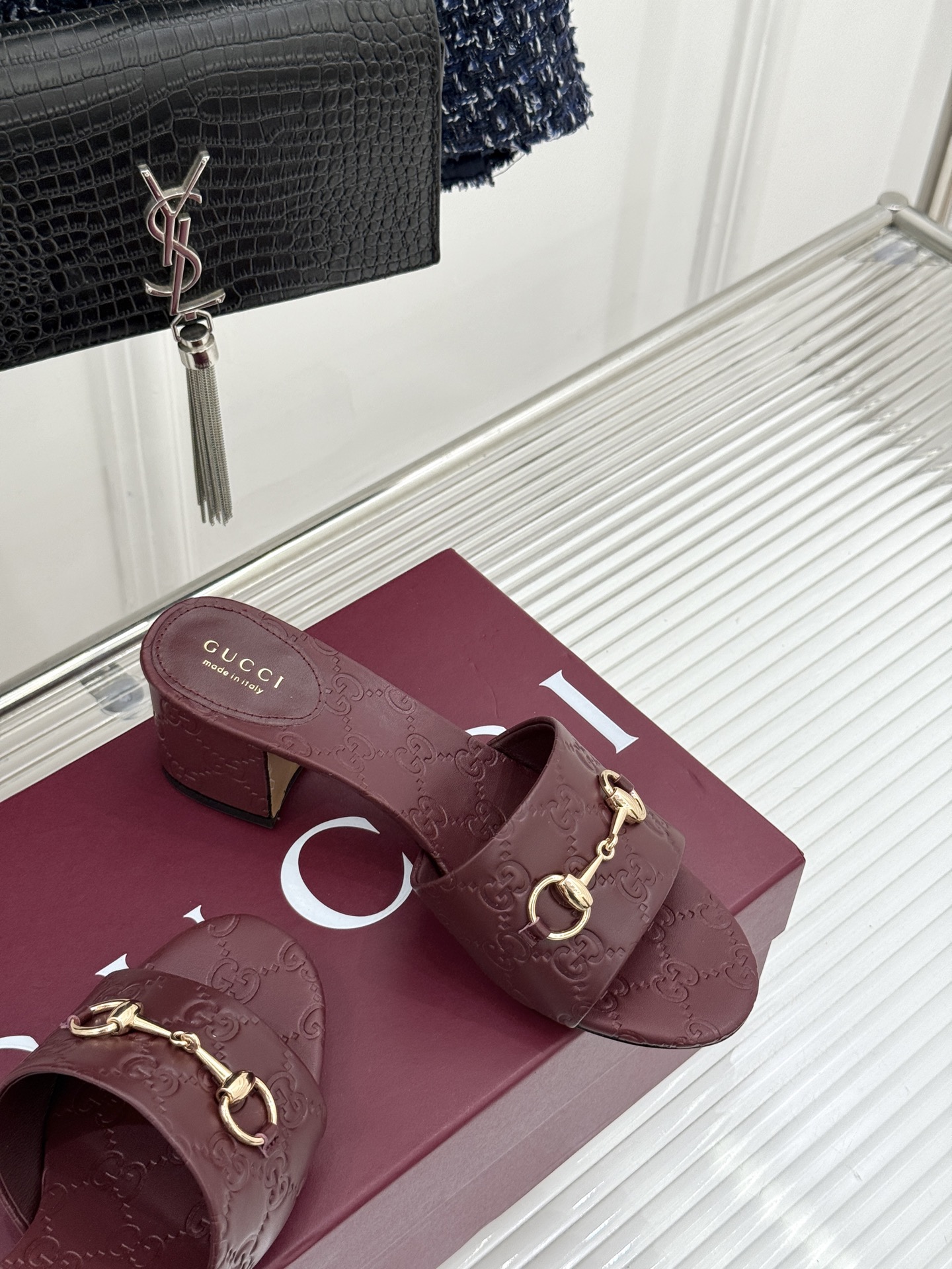 Gucci/古驰26WF春夏新品马衔扣鱼嘴粗跟拖鞋以时光为经纬 以自由为针线将品牌「随性的华美」具象为足