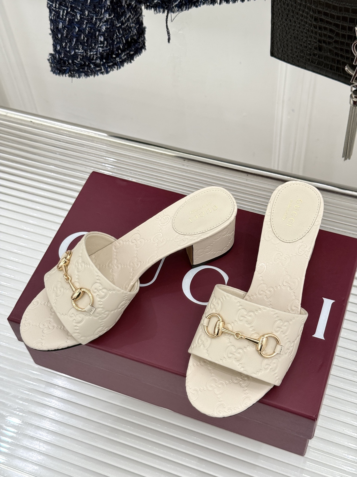 Gucci/古驰26WF春夏新品马衔扣鱼嘴粗跟拖鞋以时光为经纬 以自由为针线将品牌「随性的华美」具象为足