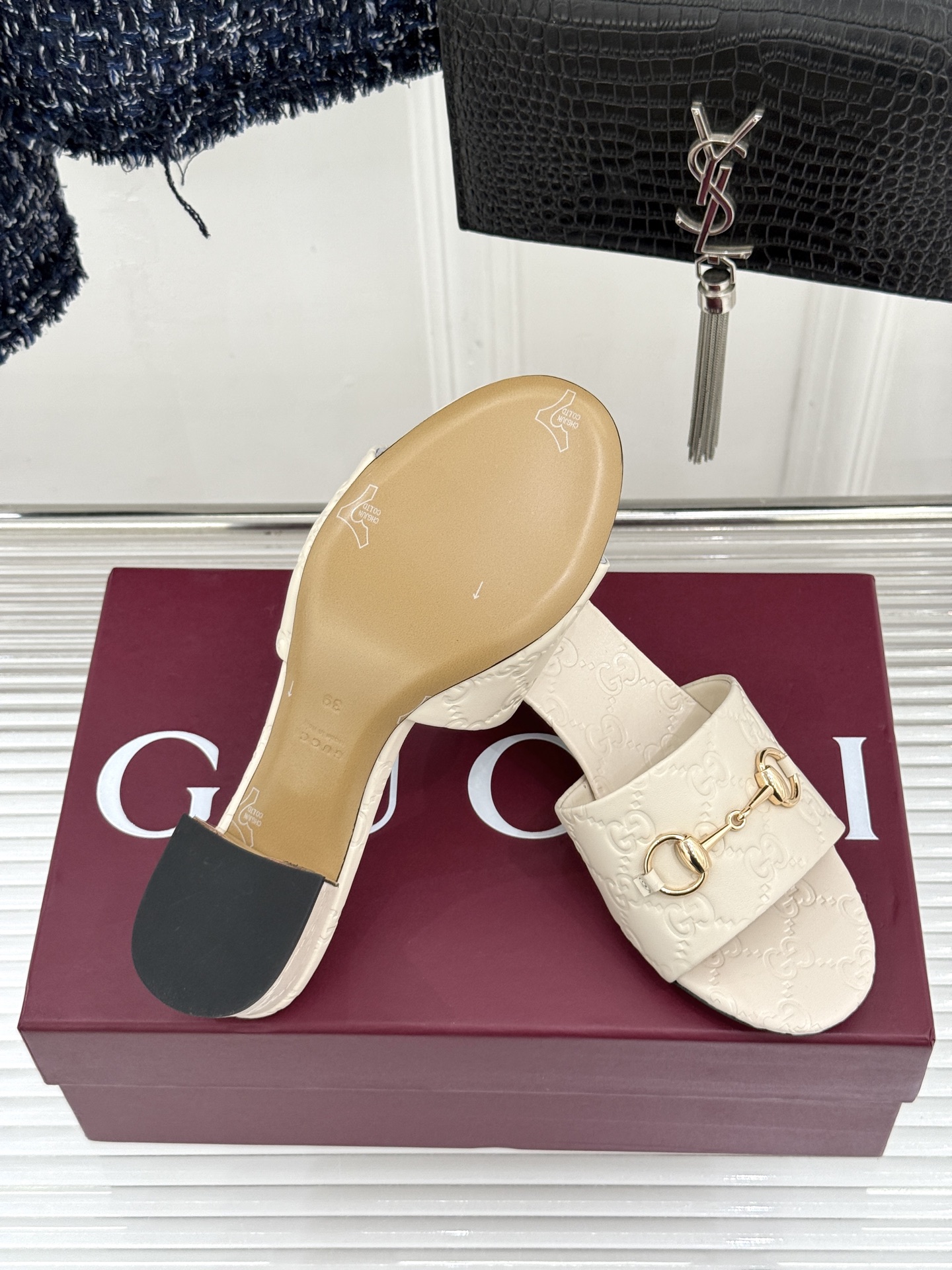 Gucci/古驰26WF春夏新品马衔扣鱼嘴粗跟拖鞋以时光为经纬 以自由为针线将品牌「随性的华美」具象为足