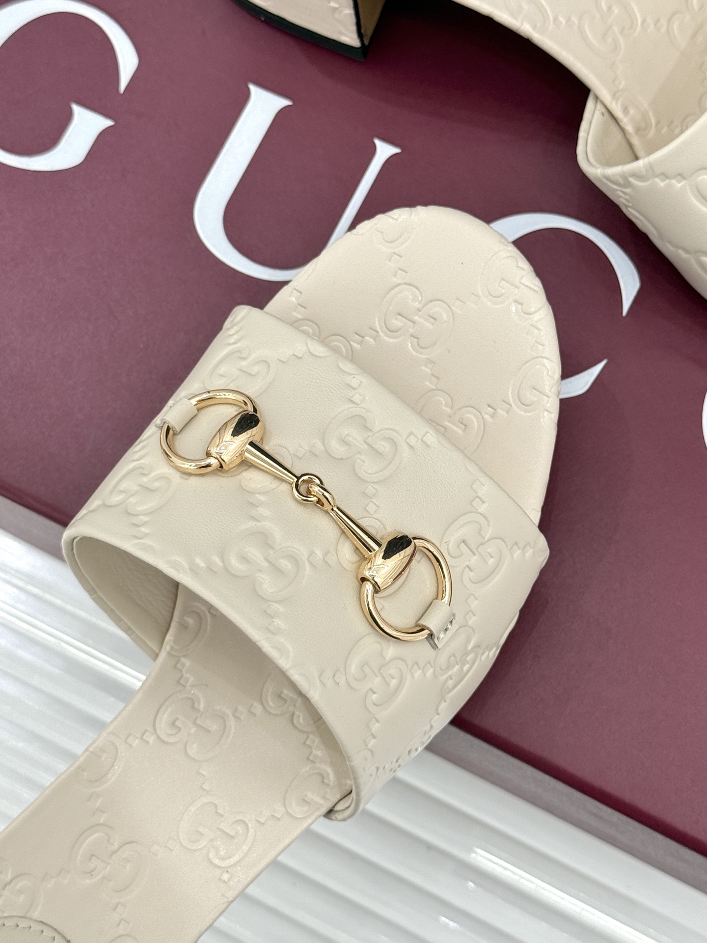 Gucci/古驰26WF春夏新品马衔扣鱼嘴粗跟拖鞋以时光为经纬 以自由为针线将品牌「随性的华美」具象为足